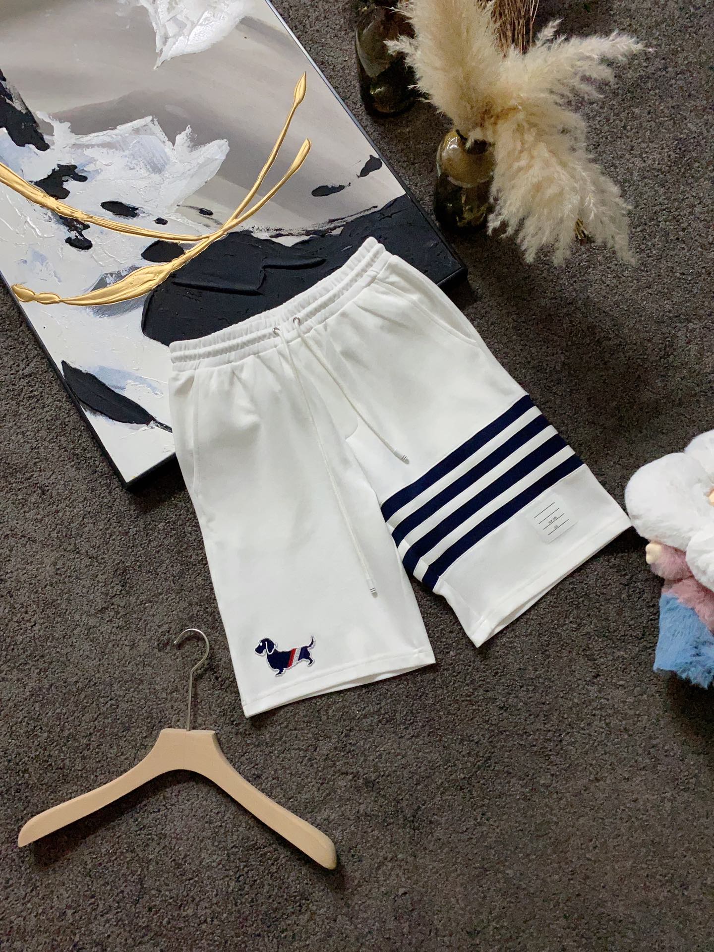 NO:463142,Exclusive hot TB animal dog series Exclusive custom expensive cabinet-grade double-sided air bead floor fabric, refreshing, soft and sweat-absorbing, summer fashion essential heavy craftsmanship top imported water-soluble embroidered cute puppy, exquisite colors, vivid and exquisite custom woven contrasting four-bar fabric classic decoration and red, white and blue webbing perfectly blend, top milky white hardware pendant matching white, M-3XL, alexander wang19860909独家爆款火爆TB 动物狗狗系列 独家定制贵柜级双面空气珠地面料,清爽柔软吸汗,夏日时尚必备重工艺顶级进口水溶绣花可爱小狗狗,精美色彩,生动精致定制编织撞色四道杠织物经典装饰与红白蓝三色织带完美融合,顶级奶白色五金吊坠搭配 白色,Ｍ-3XL,,alexander wang,Men's clothing