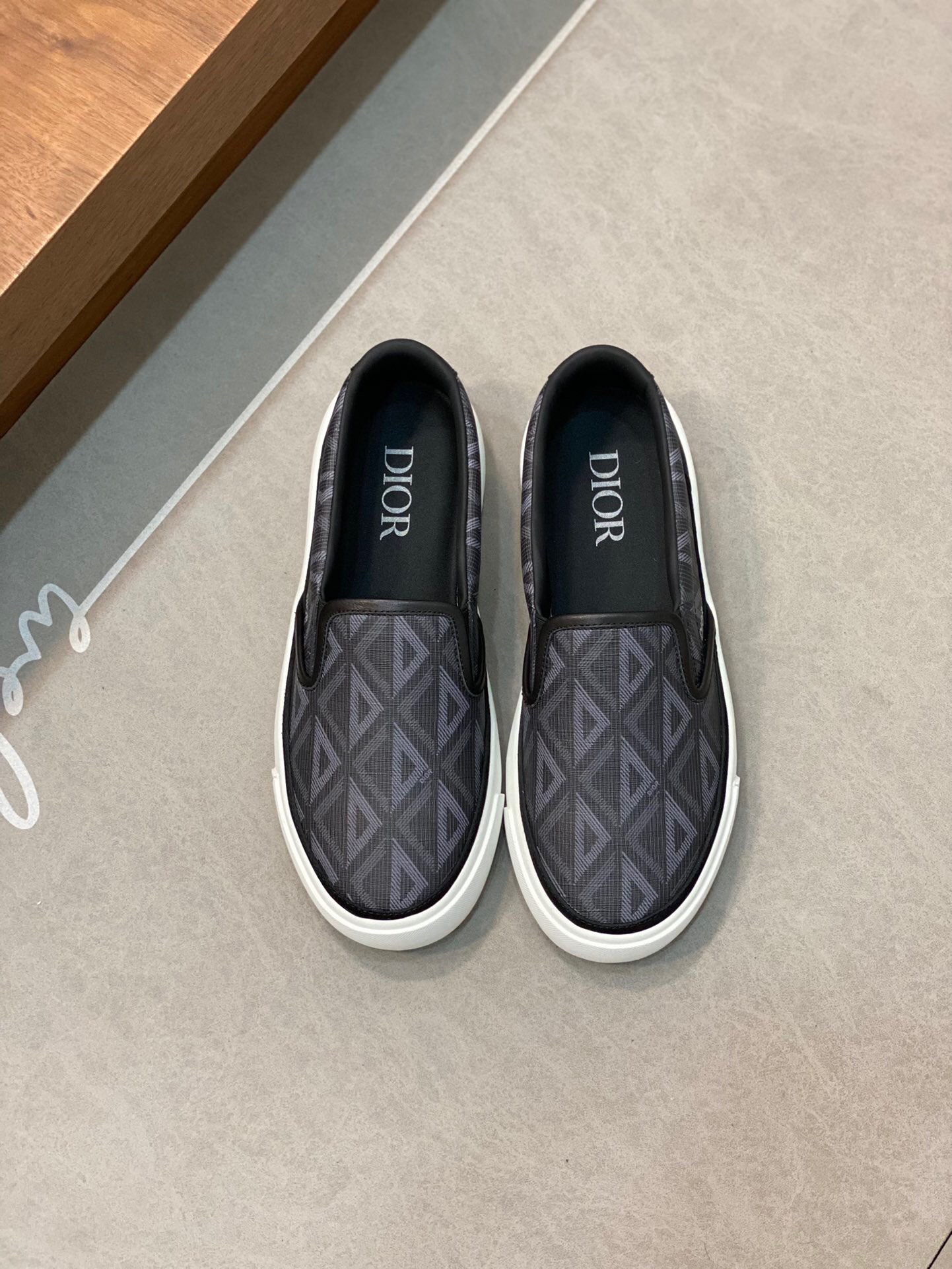 NO:216431,Brand Dior color original color matching, code number 39-44 customized 38.45.46 price Material Dior new casual shoes!  The details of the fashionable layout are impeccable with cowhide and original pvc splicing to make comfortable sweat-absorbing mesh pads, comfortable and superior quality, Dior casual shoes, dior, dior, cowhide19860909品牌Dior 颜色原版配色 码数39-44定做38.45.46 价格 材质迪奥新款休闲鞋！时尚潮流的版面细节无可挑剔采用牛皮搭配原版pvc拼接制作舒适吸汗的网布垫脚脚感舒适品质优越,Dior休闲鞋,dior,dior,cowhide,Men's shoes