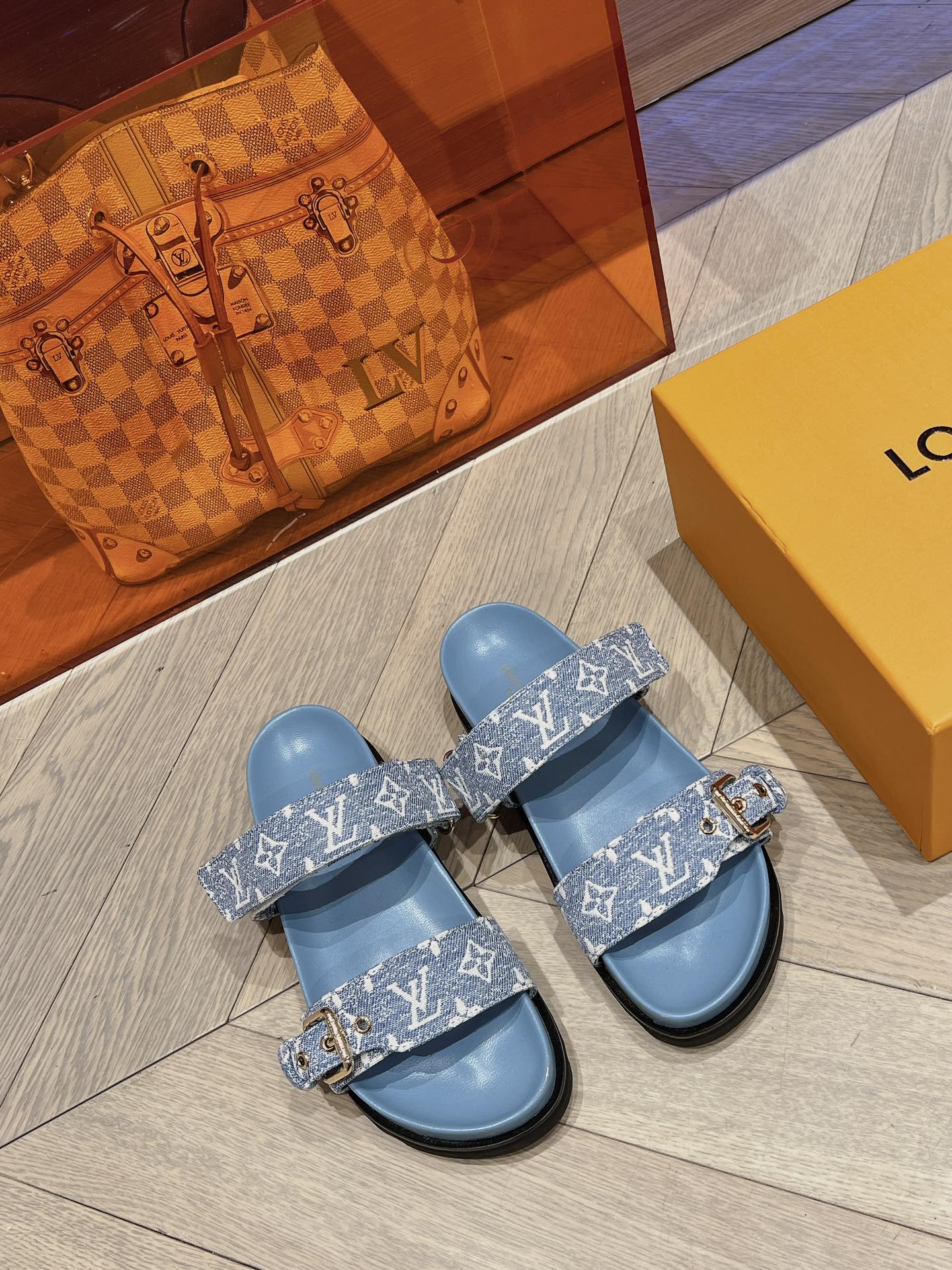 NO:480967,Out top version LV donkey brand new imprinted sandals original cover donkey classic trendy drag, fully imported sheepskin edge, genuine leather footbed and classic presbyopia print fashionable and stable and atmospheric shoe shape is very comfortable, rubber non-slip sole size 35-40 (customized by 4142), slippers, louis vuitton, louis vuitton, slippers, sheepskin19860909出 顶级版 LV 驴牌 新款压印凉拖鞋原版套楦 驴经典潮拖  全进口羊皮包边 真皮垫脚加经典老花面印花时尚稳重大气 鞋型非常包脚舒适  橡胶防滑大底  码数35-40码（4142定制）,拖鞋,louis vuitton,louis vuitton,slippers,sheepskin,Women's Shoes