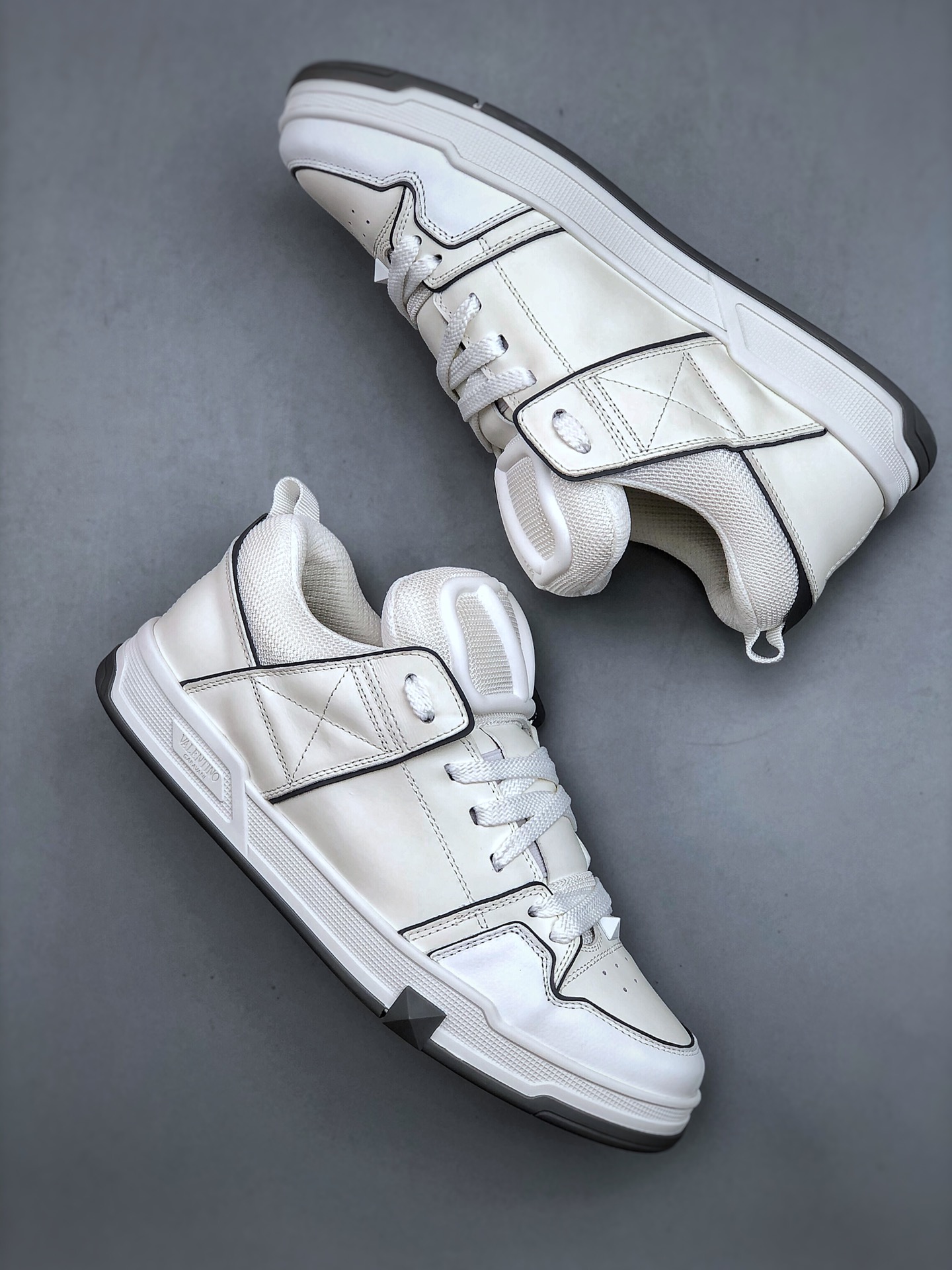 Valentino Big V logo casual shoes Valentino 2023 new sports shoes