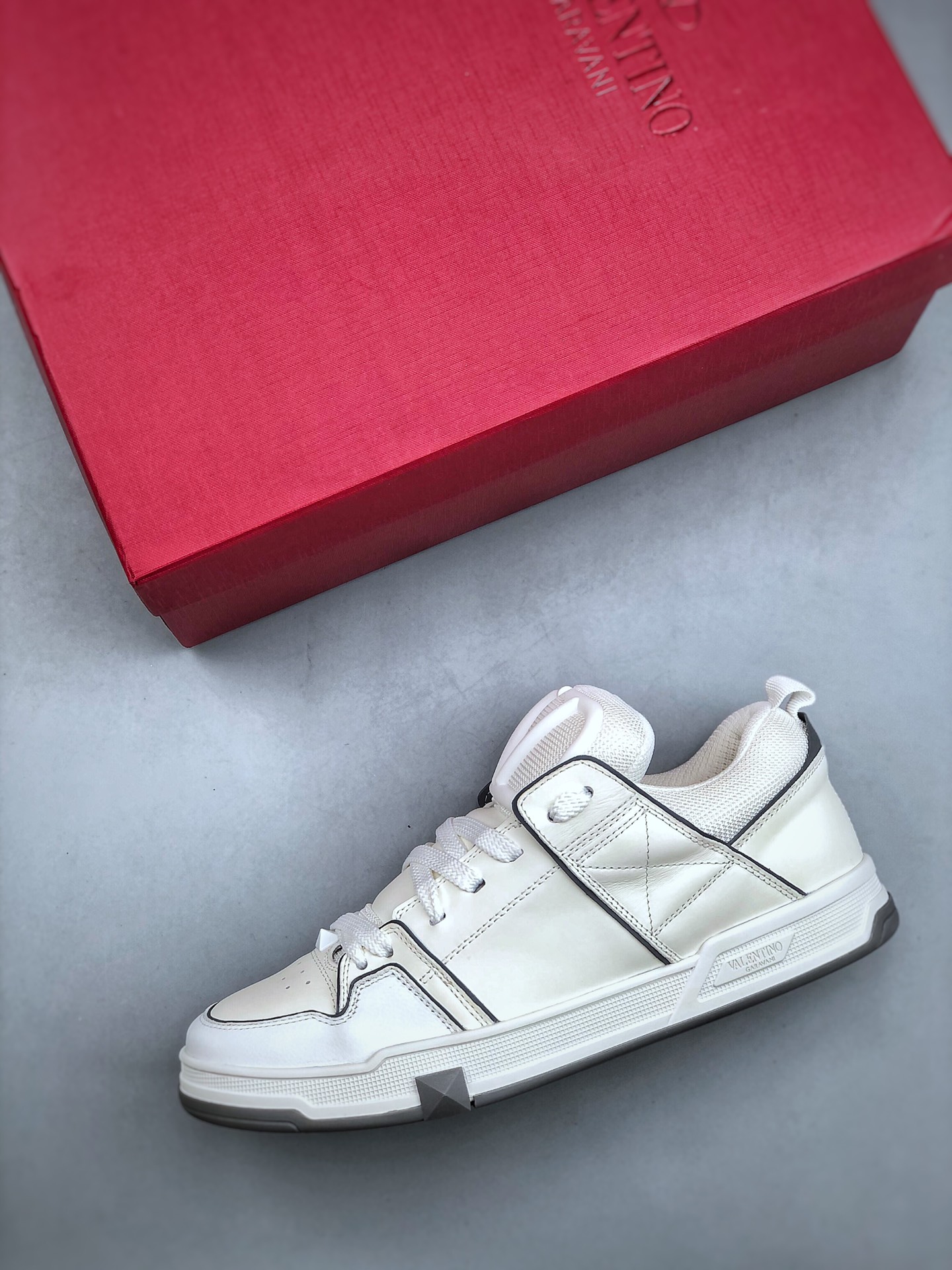 Valentino Big V logo casual shoes Valentino 2023 new sports shoes