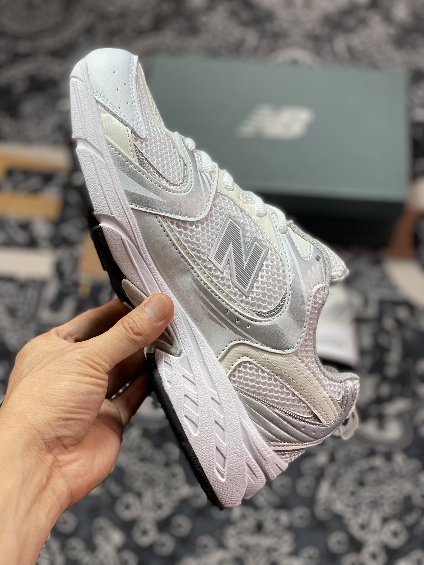 160 新百伦New Balance MR530系列复古老爹风网布跑步休闲运动鞋“白银”MR530EMA