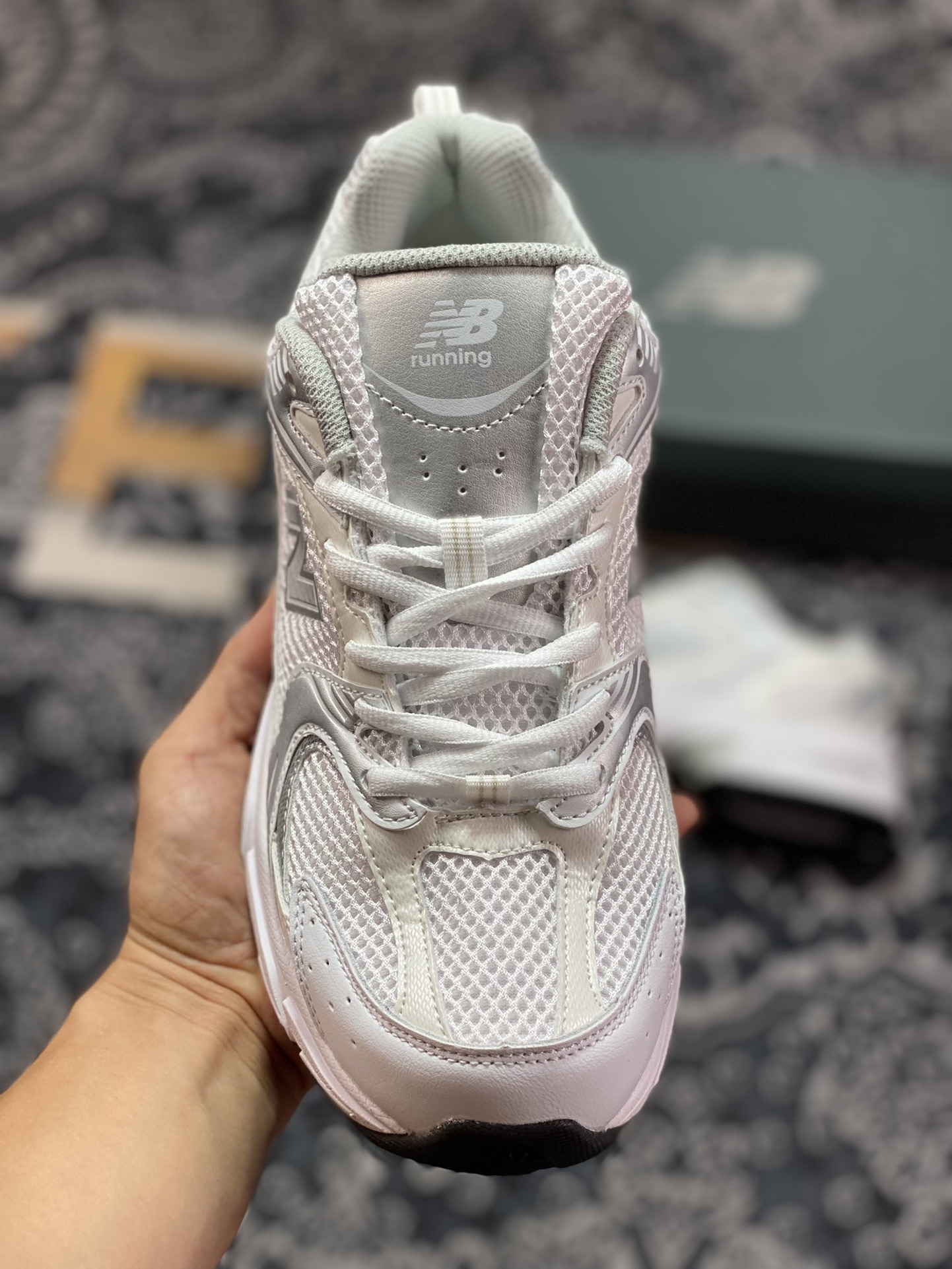 160 新百伦New Balance MR530系列复古老爹风网布跑步休闲运动鞋“白银”MR530EMA