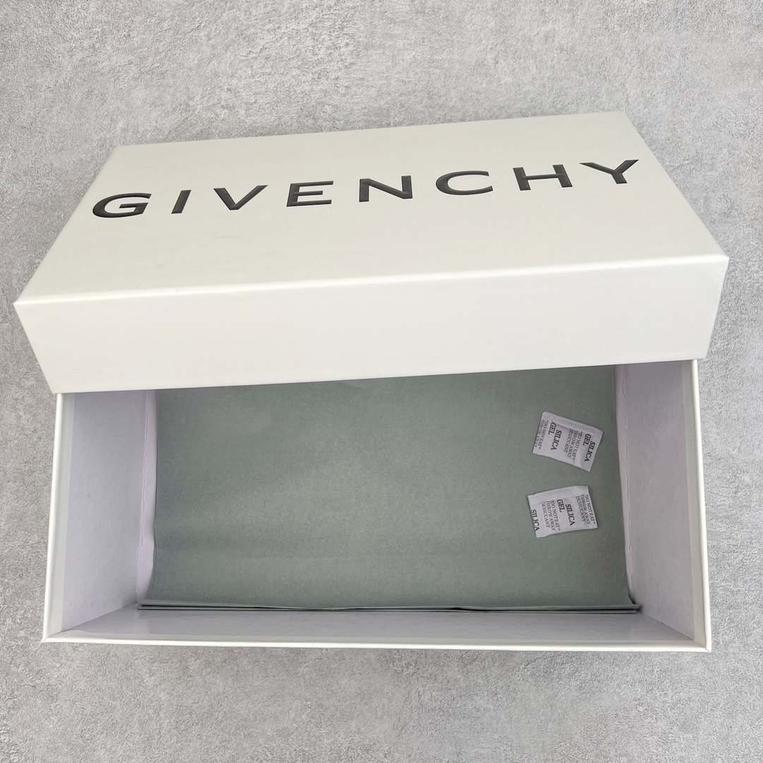 图片[9]-零售💰220 ＃DC Givenchy Marshmallow 纪梵希棉花糖夏季时尚潮流拖鞋 重金购入原鞋及原档案磨具生产指令开发 同源公司EVA粒子环保塑料 原厂指令配方 弹性卡色均保持原鞋一致 匠心打造 鞋口弧度大小 鞋面色泽质感同步原鞋 LOGO内侧钢印清晰工整 尺码：36 37 38 39 40 41 42 43 44 45 46 编码：by2936020-运动鞋