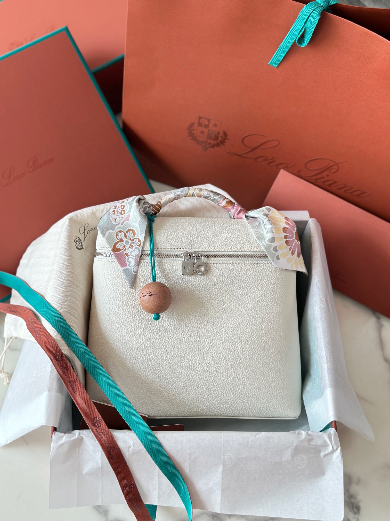 NO:187100,Superior loro piana Nouo Pianya Backpack (top all-steel version) Italian imported calfskin white silver buckle original imported all-steel hardware paired zp Size: 23×21×8 cm, DG, Dolce&Gabbana, loro piana, cowhide19860909特级 loro piana诺悠翩雅 双肩包（顶级全钢版本） 意大利原厂进口小牛皮 白色 银扣 原厂进口全钢五金 对版zp 尺寸 : 23×21×8 cm,DG,Dolce&Gabbana,loro piana,cowhide,Bag