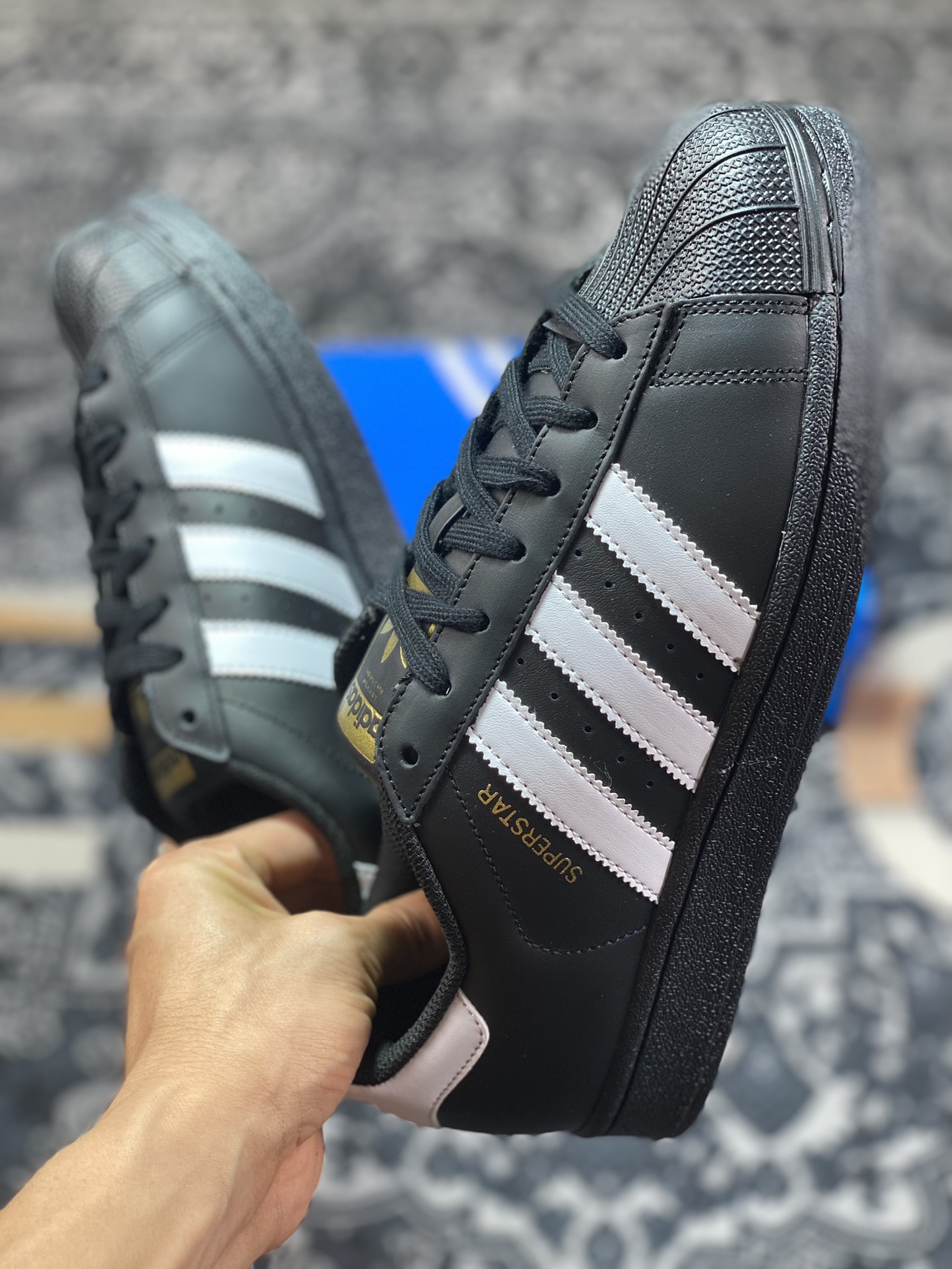 Adidas Originals Superstar Shell Toe Classic All-match Retro Sneakers ”Black and White Gold Label” B23642