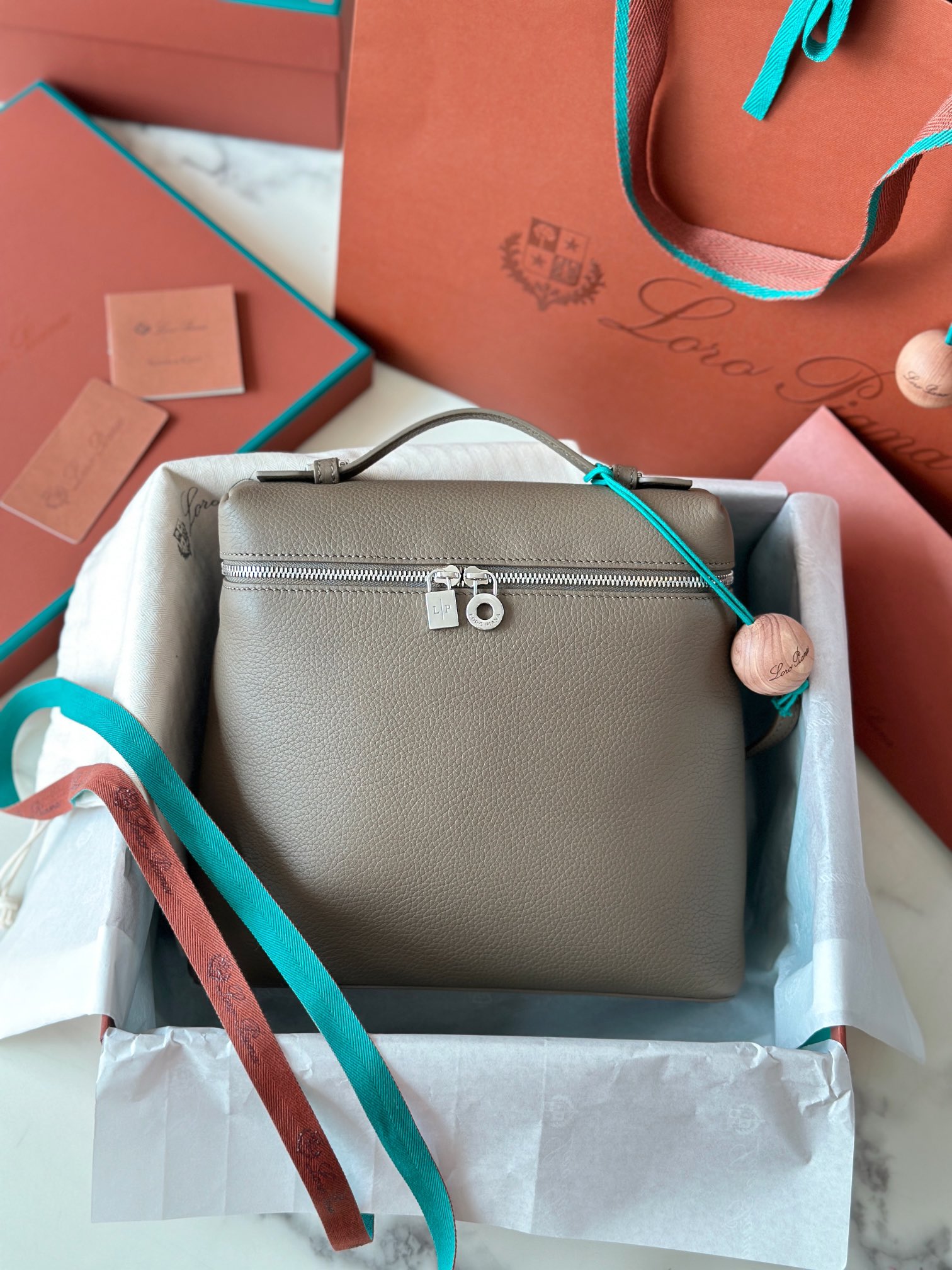 NO:187105,Superior loro piana Nouo Pianya Backpack (top all-steel version) Italian imported calfskin Elephant gray Silver buckle Original imported all-steel hardware Pair version zp Size: 23×21×8 cm, DG, Dolce&Gabbana, loro piana, cowhide19860909特级 loro piana诺悠翩雅 双肩包（顶级全钢版本） 意大利原厂进口小牛皮 大象灰 银扣 原厂进口全钢五金 对版zp 尺寸 : 23×21×8 cm,DG,Dolce&Gabbana,loro piana,cowhide,Bag