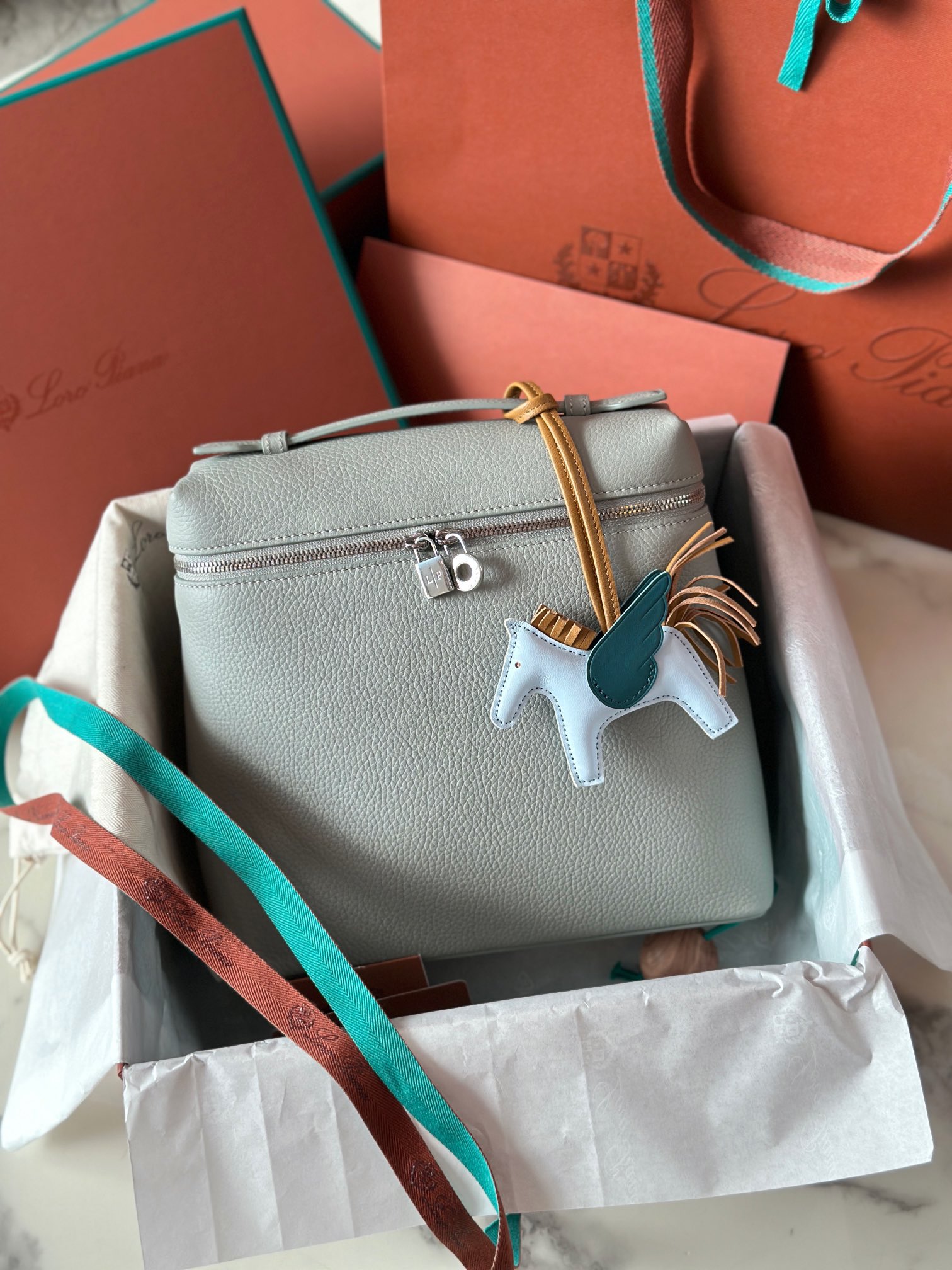 NO:187110,Superior loro piana Nouo Pianya Backpack (top all-steel version) Italian imported calfskin Eucalyptus color Silver buckle Original imported all-steel hardware Size: 23×21×8 cm, DG, Dolce&Gabbana, loro piana, cowhide19860909特级 loro piana诺悠翩雅 双肩包（顶级全钢版本） 意大利原厂进口小牛皮 桉树色 银扣 原厂进口全钢五金 对版zp 尺寸 : 23×21×8 cm,DG,Dolce&Gabbana,loro piana,cowhide,Bag