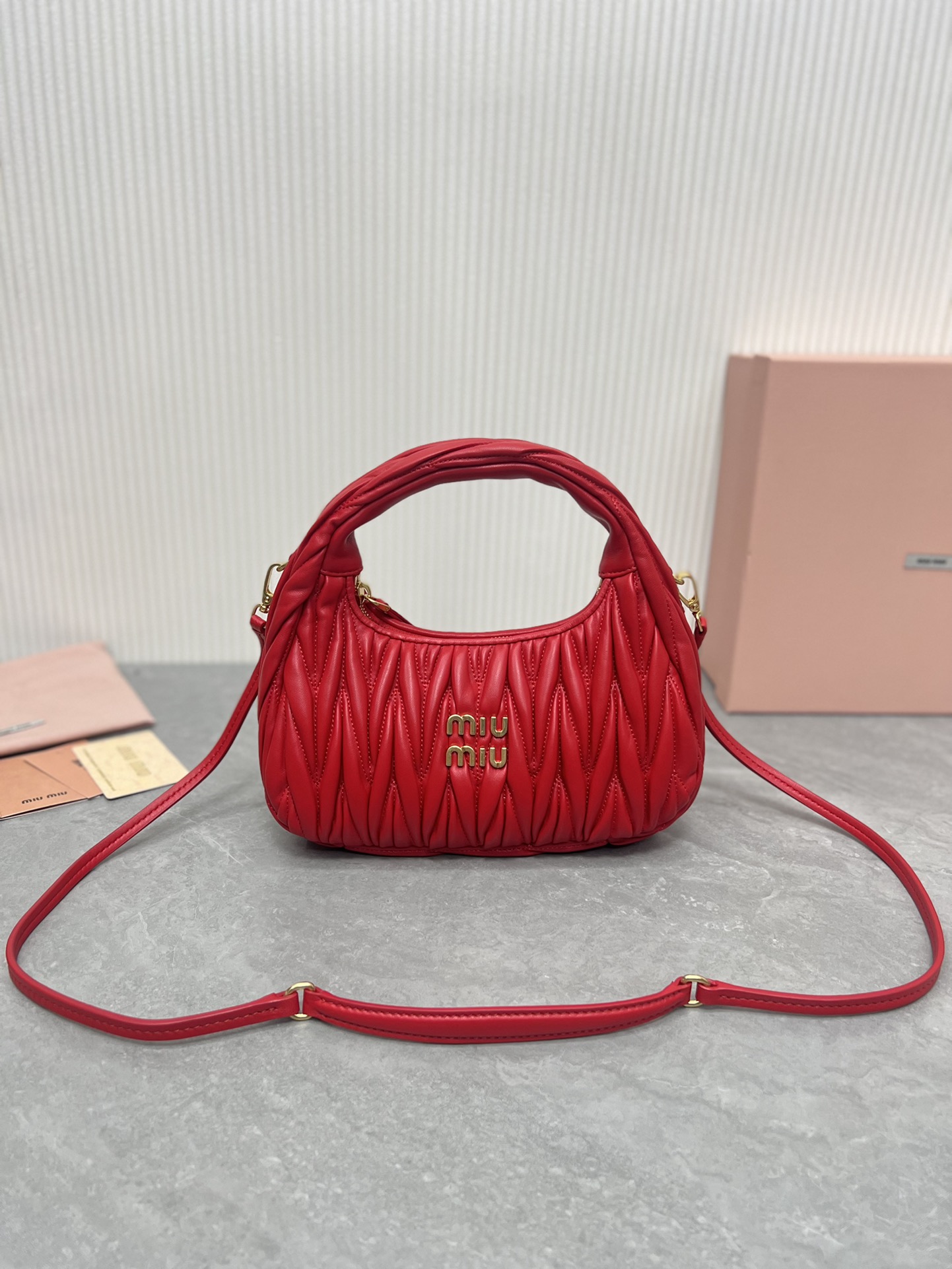 NO:198863,The authentic grade [M Home] new MiuWander handbag uses imported lambskin classic brand iconic Matelasse texture embroidery, retro matte hardware, and uses round and lonely curves to retain the playful feeling it should be. The overall shape of the bag is hard and stylish, full of personality, can be sweet or salty, and the capacity can be shiny. Almost everyone has one of the major fashion owners!  Model 5BC125, size 23×13×7cm.【Every gift box】,MIUMIU,miumiu,sheepskin19860909正品级【M家】新品 MiuWander 手袋,采用进口小羊皮经典品牌标志性Matelasse纹理绣花,复古磨砂五金,利用圆孤的曲线,保留了应有的俏皮感,包型整体硬挺有型,充满个性,可甜可盐,容量可光,各大时尚搏主几乎人手一个！型号5BC125,尺寸23×13×7cm.【均配礼品盒】,MIUMIU,miumiu,sheepskin,Bag