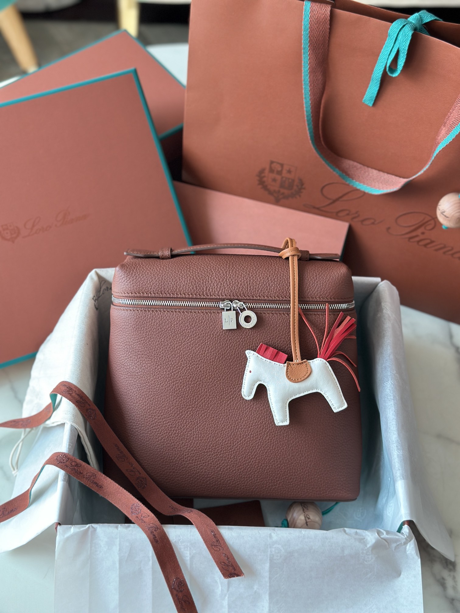 NO:187115,Superior loro piana Nouo Pianya Backpack (top all-steel version) Italian imported calfskin, brick red, silver buckle, original imported all-steel hardware, pair of zp Size: 23×21×8 cm, DG, Dolce&Gabbana, loro piana, cowhide19860909特级 loro piana诺悠翩雅 双肩包（顶级全钢版本） 意大利原厂进口小牛皮 砖红色 银扣 原厂进口全钢五金 对版zp 尺寸 : 23×21×8 cm,DG,Dolce&Gabbana,loro piana,cowhide,Bag