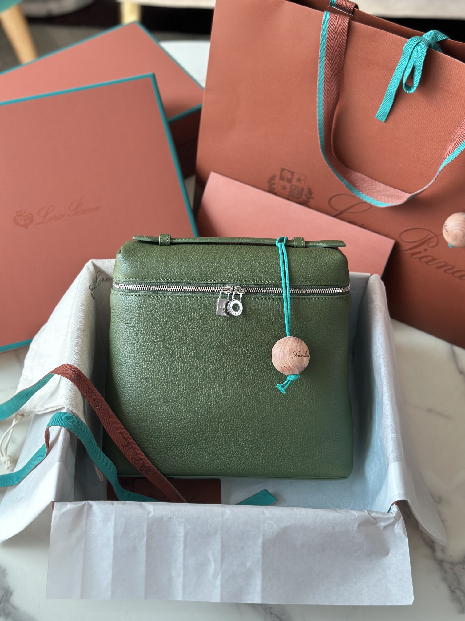 NO:187071,Superior loro piana Nouo Pianya Backpack (top all-steel version) Italian imported calfskin fruit green silver buckle original imported all-steel hardware pair zp size: 23×21×8 cm, DG, Dolce&Gabbana, loro piana, cowhide19860909特级 loro piana诺悠翩雅 双肩包（顶级全钢版本） 意大利原厂进口小牛皮 果绿色 银扣 原厂进口全钢五金 对版zp 尺寸 : 23×21×8 cm,DG,Dolce&Gabbana,loro piana,cowhide,Bag