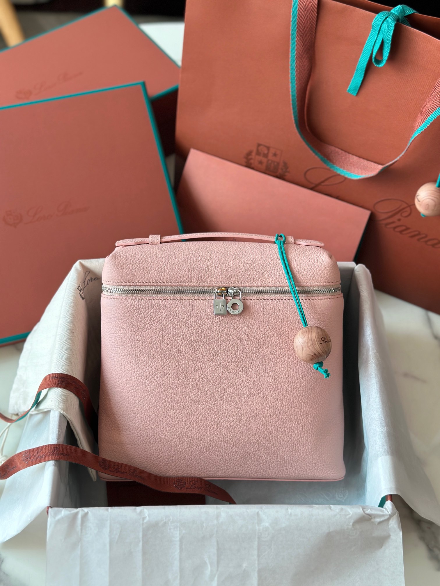 NO:187077,Superior loro piana Nouo Pianya Backpack (top all-steel version) Italian imported calfskin cherry blossom powder silver buckle Original imported all-steel hardware Size: 23×21×8 cm, DG, Dolce&Gabbana, loro piana, cowhide19860909特级 loro piana诺悠翩雅 双肩包（顶级全钢版本） 意大利原厂进口小牛皮 樱花粉 银扣 原厂进口全钢五金 对版zp 尺寸 : 23×21×8 cm,DG,Dolce&Gabbana,loro piana,cowhide,Bag