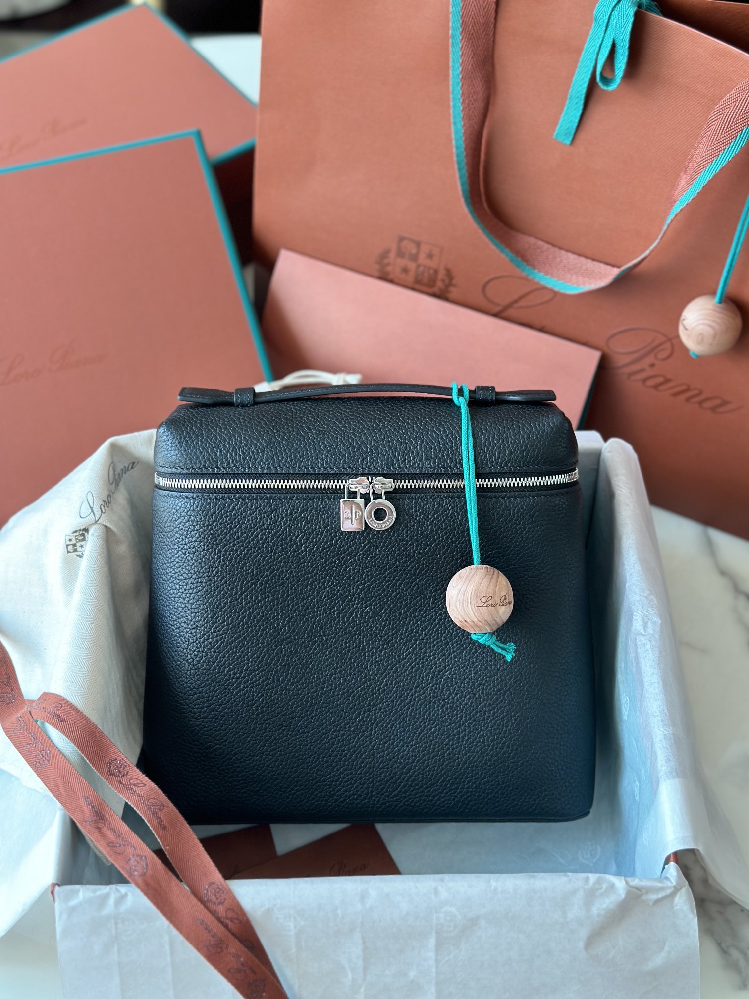 NO:187082,Superior loro piana Nouo Pianya Backpack (top all-steel version) Italian imported calfskin black silver buckle original imported all-steel hardware pair zp size: 23×21×8 cm, DG, Dolce&Gabbana, loro piana, cowhide19860909特级 loro piana诺悠翩雅 双肩包（顶级全钢版本） 意大利原厂进口小牛皮 黑色 银扣 原厂进口全钢五金 对版zp 尺寸 : 23×21×8 cm,DG,Dolce&Gabbana,loro piana,cowhide,Bag