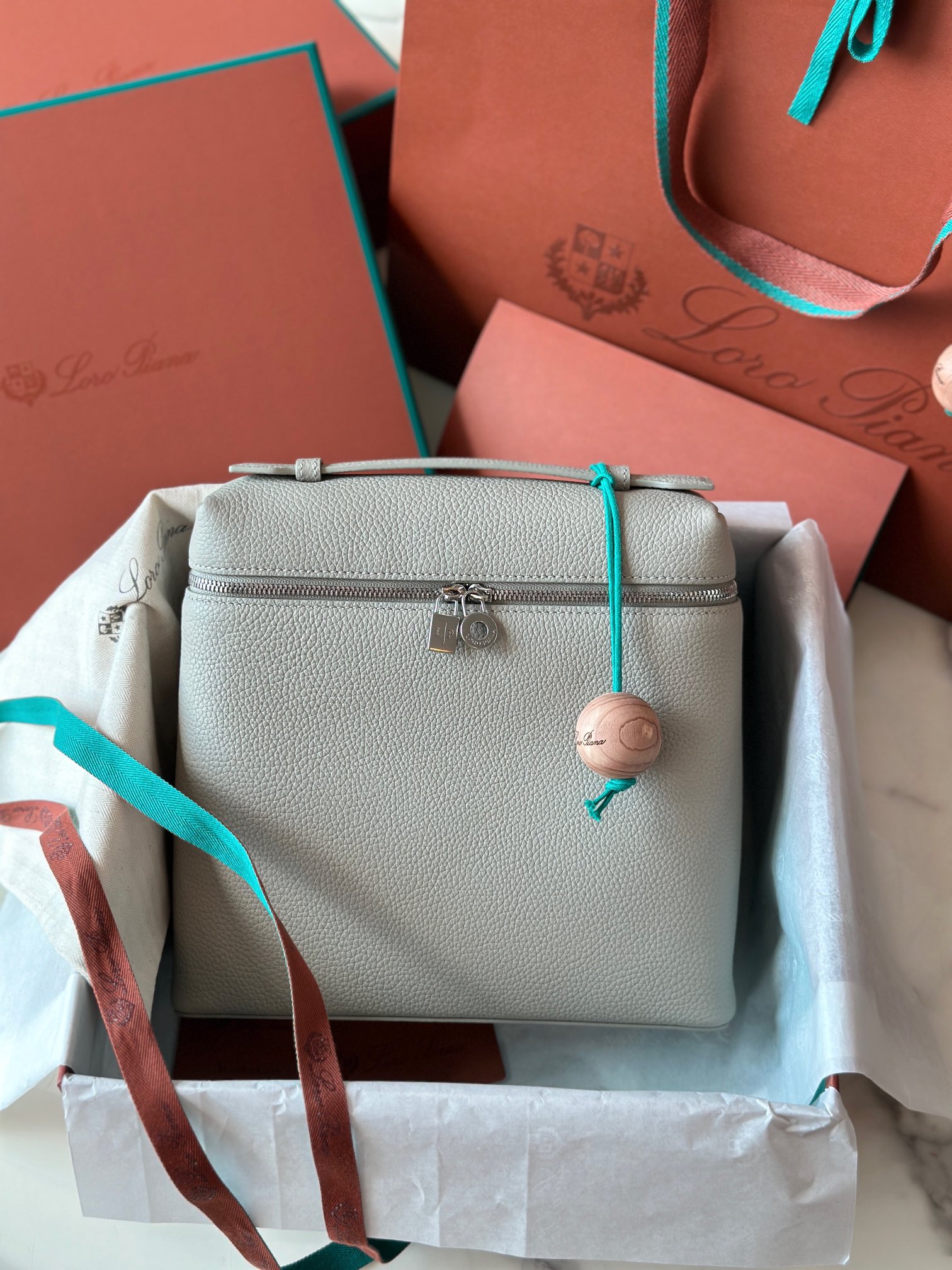 NO:187092,Superior loro piano Nouyou Pianya Backpack (top all-steel version) Italian imported calfskin Pearl gray Silver buckle Original imported all-steel hardware Size: 23×21×8 cm, DG, Dolce&Gabbana, loro piano, cowhide19860909特级 loro piana诺悠翩雅 双肩包（顶级全钢版本） 意大利原厂进口小牛皮 珍珠灰 银扣 原厂进口全钢五金 对版zp 尺寸 : 23×21×8 cm,DG,Dolce&Gabbana,loro piana,cowhide,Bag