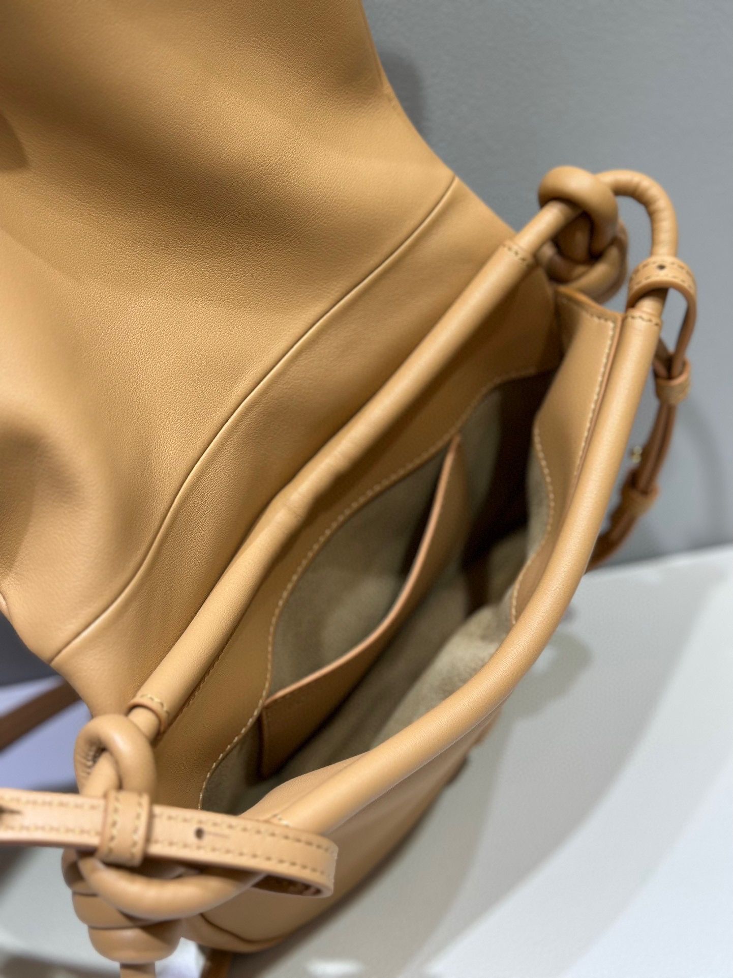 Loewe Paseo Satchel: Minimalist Fold Design, Versatile Style - 25*17*8cm 8 i1688968102 3379 6