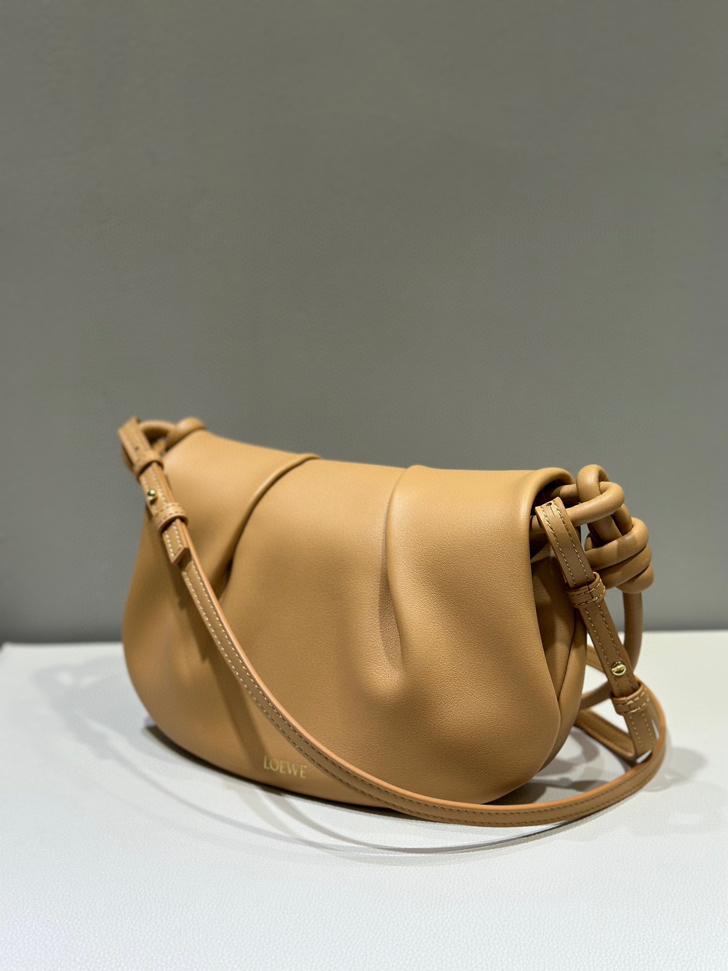 Loewe Paseo Satchel: Minimalist Fold Design, Versatile Style - 25*17*8cm 4 i1688968102 7300 2