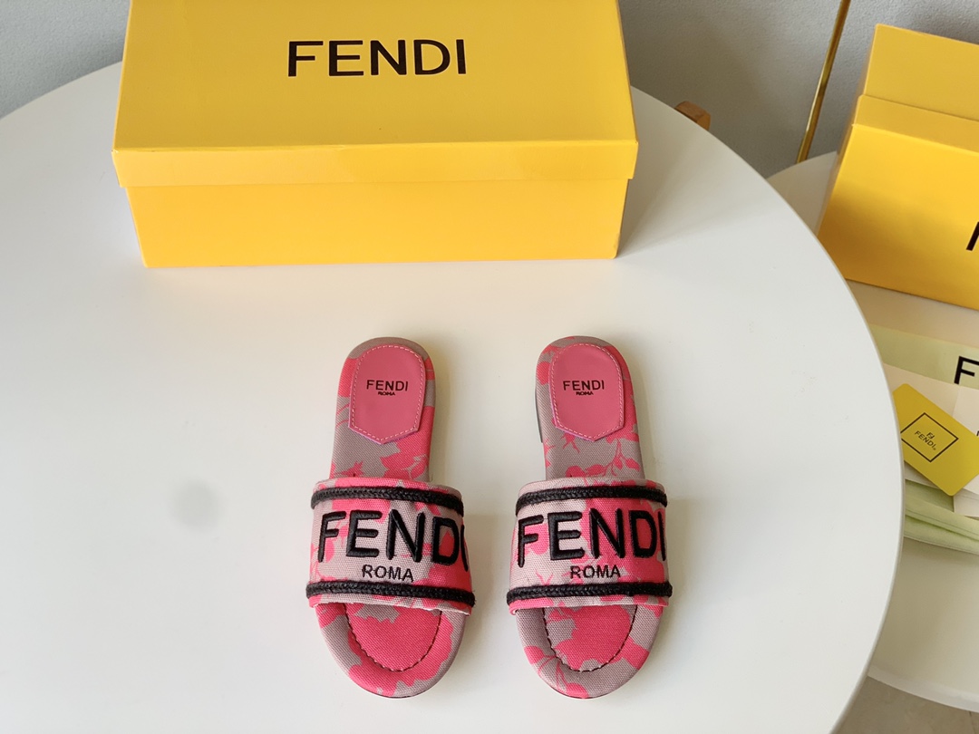 fend*i芬笛2023年夏季平底凉