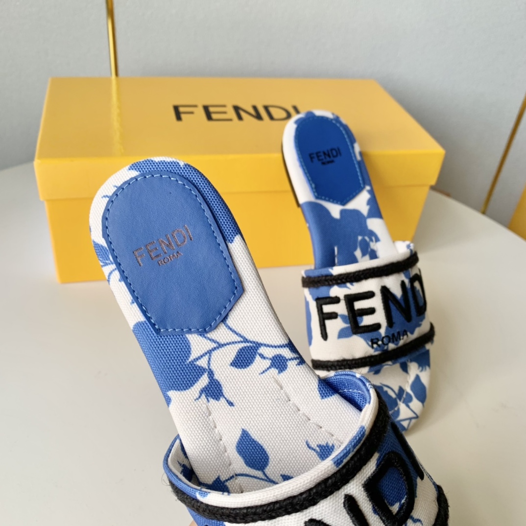 fend*i芬笛2023年夏季平底凉