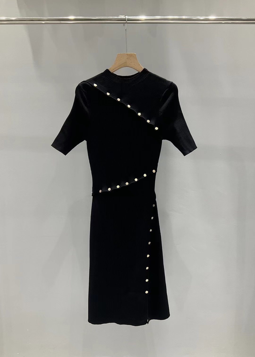 上新（一比一品质）maje新款 气质黑色短款收腰饰扣针织连衣裙码数：SML