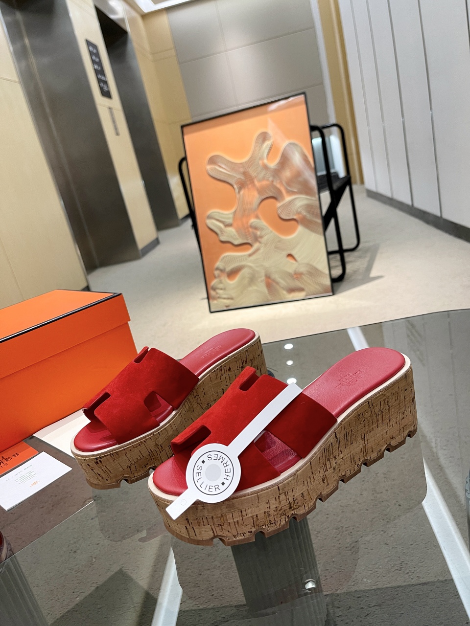 NO:405370,H-erme-s Love-Ma-Shi Spring and Summer New Cabinet Synchronously Offered Classic H-shaped cowhide wood bran bottom thick-soled sponge cake slippers H-home shoes, ss new product~ Real original purchase, refuse to look at pictures and make goods!  Baw Le, a super easy-to-wear sponge slipper, the shoe height increases by 6.5cm in seconds, and it is very friendly to friends who don’t know how to wear high heels. The sponge sole is taller and slimmer. All the raw materials and production processes of the shoes are customized according to YB. The upper is made of original cowhide, high-end sheepskin inside, and high-end oil-edged craftsmanship?  The outsole uses gear rubber sole, which has a wear resistance and anti-slip effect that has improved several levels. The designer interprets the sun-like optimistic expectations with the warm tones of golden and bright orange. The simple and neat leather sandals can also show a low-key and fashionable feeling without dazzling LOGO. The 6.5cm sponge cake sole not only makes people feel the aura and vision of high heels, but also makes you feel as comfortable as walking on flat ground!  size35-40 (40 41 42 custom) with H full set of high-end packaging, slippers, sandals, high heels, slippers, cowhide, sheepskin19860909H-erme-s 爱-马-仕春夏新款柜上同步巨献 经典H型牛皮木糠底厚底松糕拖鞋 H家鞋款 ss新品~真正的原版购入,拒绝看图做货！矮子乐,超级好穿的松糕拖鞋,上脚秒增高6.5cm,而且好好穿,对于不会穿高跟鞋的朋友也很友好,妥妥的松糕底,显高又显瘦. 鞋子全部原材料以及制作流程都是按照YB定制 鞋面采用原版牛皮,内里高档羊皮,高档油边工艺？大底采用齿轮橡胶底,耐磨度,防滑效果提高了几个等级 设计师以金黄,亮橘的温暖色调,诠释阳光般的乐观期许.简单利落的皮革凉鞋,没有耀眼的LOGO也能展现低调的时髦感.6.5cm的松糕底既让人感受高跟鞋的气场和视野,又让你有如履平地的舒适感！ size35-40（40 41 42定） 配H全套高端包装,拖鞋,sandals,high heels,slippers,cowhide,sheepskin,Women's Shoes