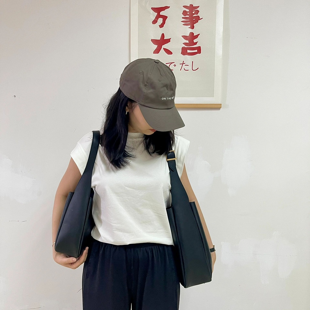 酷飒随性简约的一款包型
觉得小号容量不够的宝宝们现在可以入手大号了