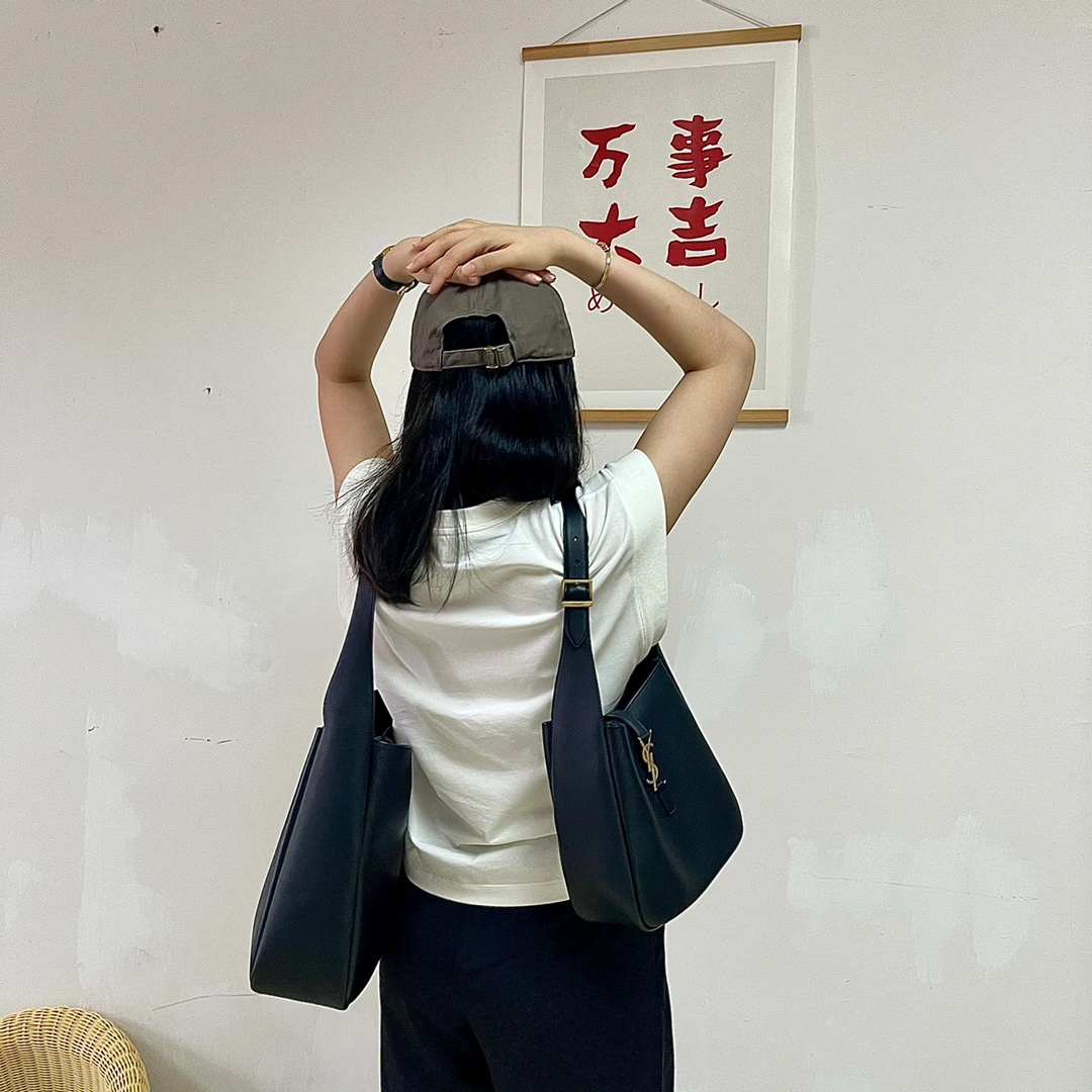 酷飒随性简约的一款包型
觉得小号容量不够的宝宝们现在可以入手大号了