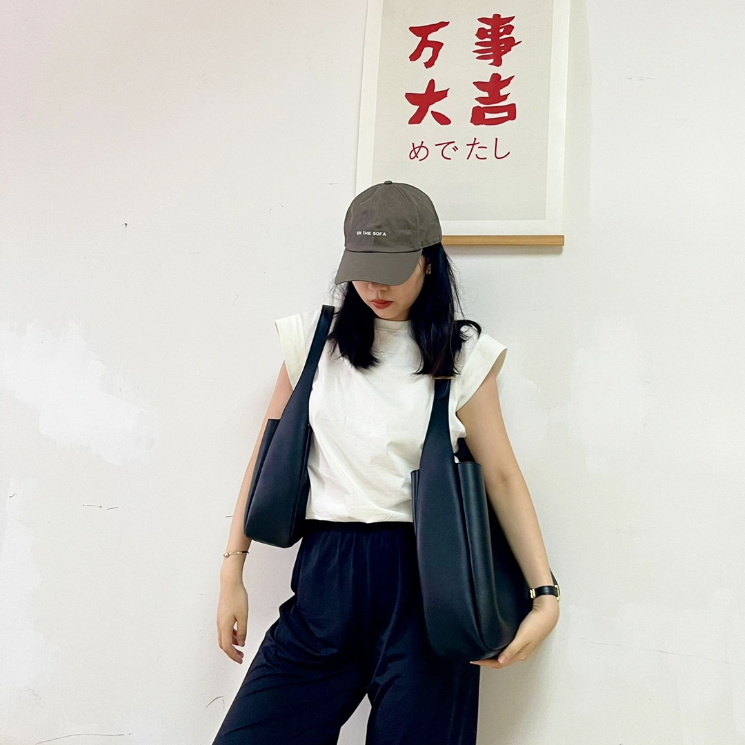 酷飒随性简约的一款包型
觉得小号容量不够的宝宝们现在可以入手大号了