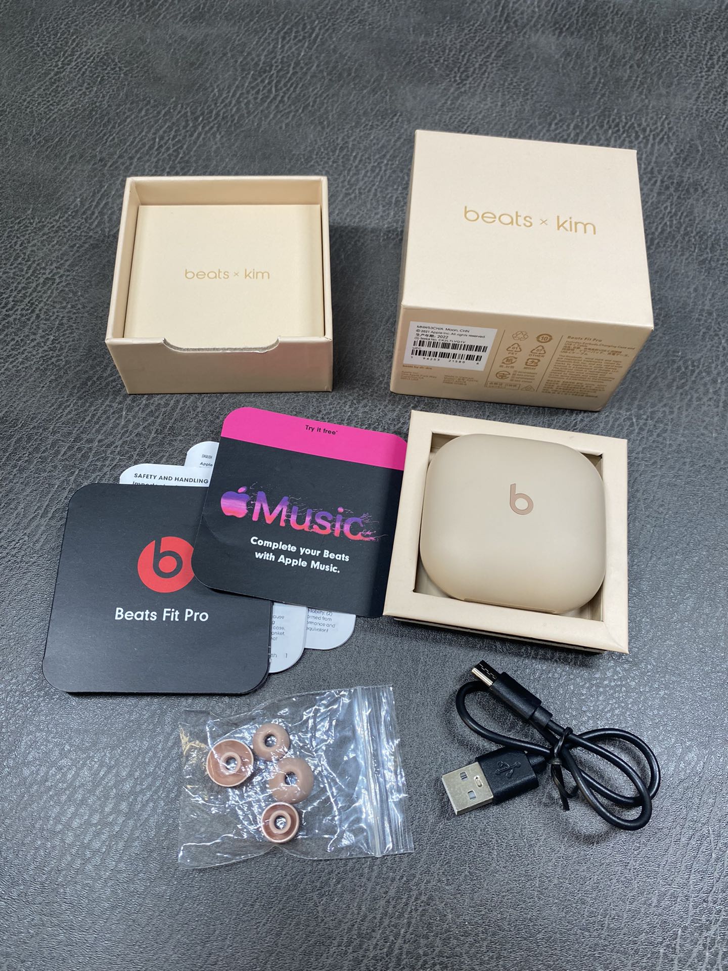 全新出货‼️放店💰150
正确版Beats Fit Pro x Kim 联名耳机
带弹窗 市面唯一正确版本 原装盒子包装
颜色:明月
台湾进口芯片 1.75石墨钛喇叭 音质非常好💯
立体凹版雕刻魔音logo 区别市面错误版油漆图标
按压式切换模式‼️指哪打哪的按键回馈感
续航最长听歌可达8小时 搭配充电仓可达一天
Type-C充电口 可快速充电 充电5分钟听歌1小时
5.0蓝牙 安卓/苹果都能用 市面手机基本都匹配
提供三种尺寸胶塞 给你最佳的佩戴舒适感受!
颜色:大地/沙丘/明月 三个配色
包装清单 耳机 充电线 替换耳塞 说明书 B字贴纸等
退换要求 外观不磨损支持退换 售后保修三个月!