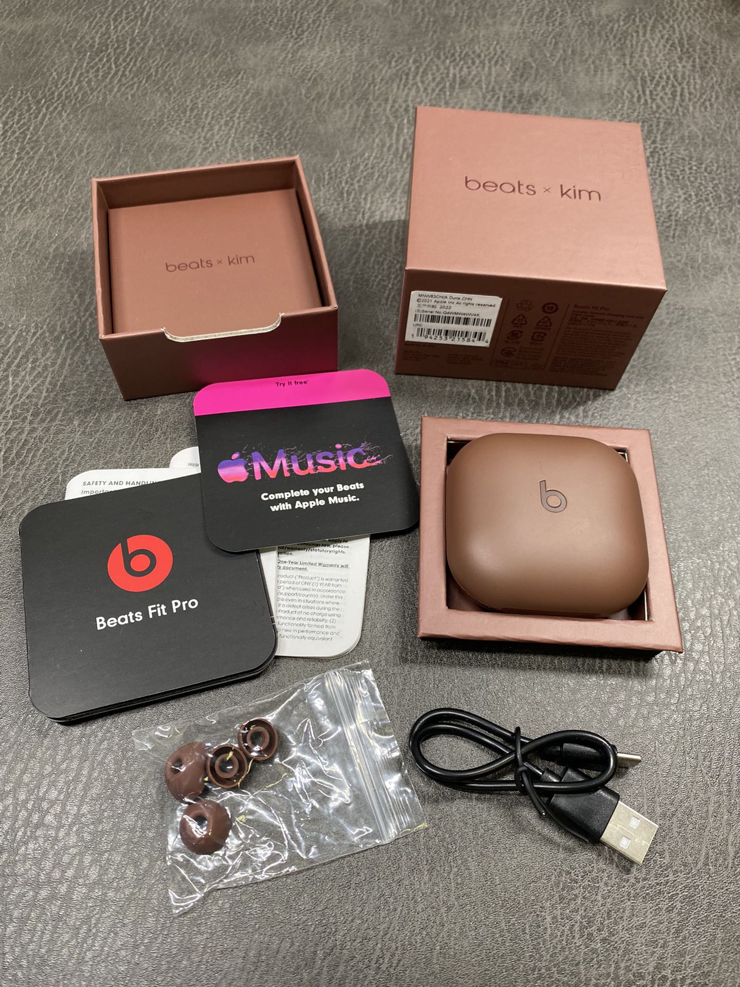 全新出货‼️放店💰150
正确版Beats Fit Pro x Kim 联名耳机
带弹窗 市面唯一正确版本 原装盒子包装
颜色:大地
台湾进口芯片 1.75石墨钛喇叭 音质非常好💯
立体凹版雕刻魔音logo 区别市面错误版油漆图标
按压式切换模式‼️指哪打哪的按键回馈感
续航最长听歌可达8小时 搭配充电仓可达一天
Type-C充电口 可快速充电 充电5分钟听歌1小时
5.0蓝牙 安卓/苹果都能用 市面手机基本都匹配
提供三种尺寸胶塞 给你最佳的佩戴舒适感受!
颜色:大地/沙丘/明月 三个配色
包装清单 耳机 充电线 替换耳塞 说明书 B字贴纸等
退换要求 外观不磨损支持退换 售后保修三个月!