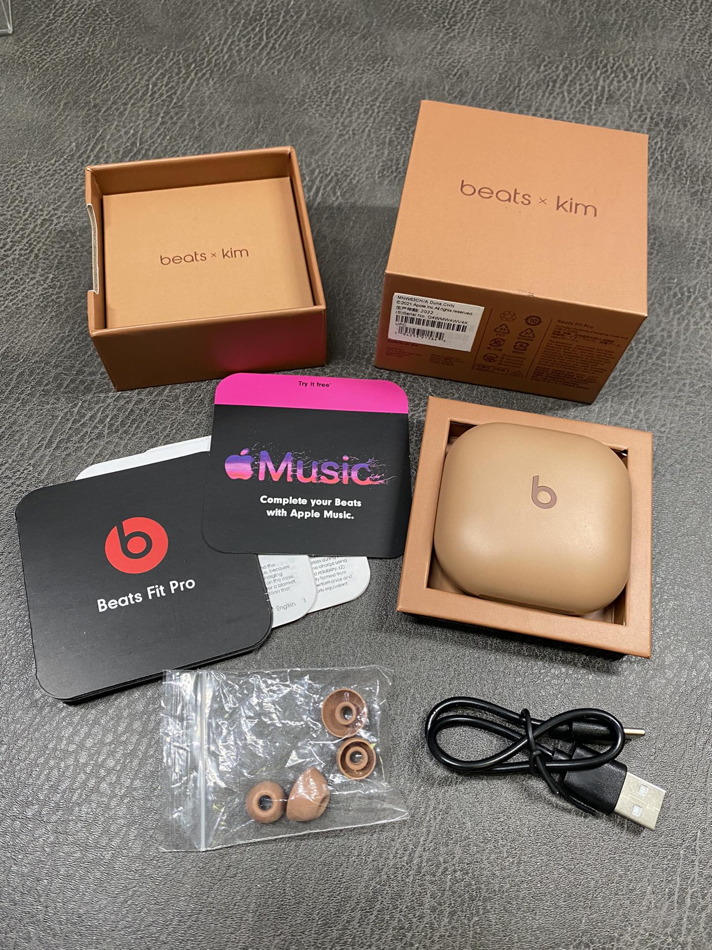 全新出货‼️ 放店💰150
正确版Beats Fit Pro x Kim 联名耳机
带弹窗 市面唯一正确版本 原装盒子包装
颜色:沙丘色
台湾进口芯片 1.75石墨钛喇叭 音质非常好💯
立体凹版雕刻魔音logo 区别市面错误版油漆图标
按压式切换模式‼️指哪打哪的按键回馈感
续航最长听歌可达8小时 搭配充电仓可达一天
Type-C充电口 可快速充电 充电5分钟听歌1小时
5.0蓝牙 安卓/苹果都能用 市面手机基本都匹配
提供三种尺寸胶塞 给你最佳的佩戴舒适感受!
颜色:大地/沙丘/明月 三个配色
包装清单 耳机 充电线 替换耳塞 说明书 B字贴纸等
退换要求 外观不磨损支持退换 售后保修三个月!