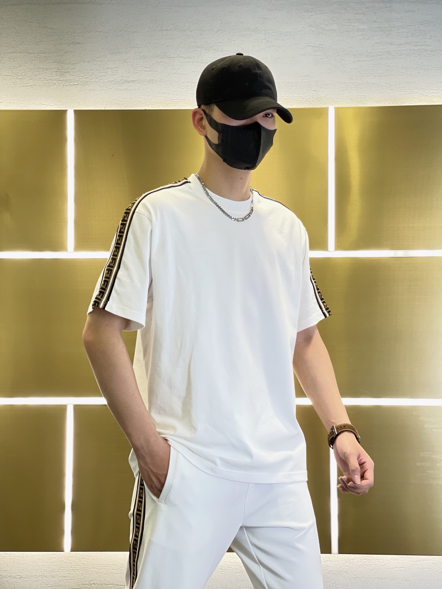 衣 ⚜️FEND*芬迪T恤.23S男女同款 2