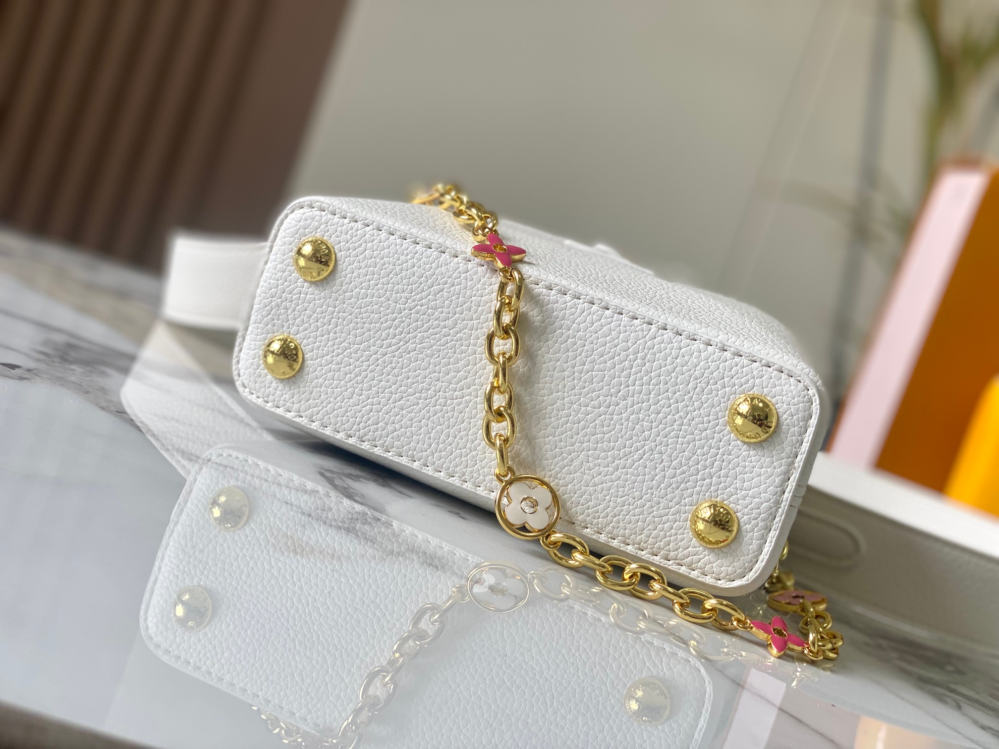 升级版 M20845白色花卉
本款 Cap-ucines 迷你手袋展现柔婉之美：Taurillon 皮革