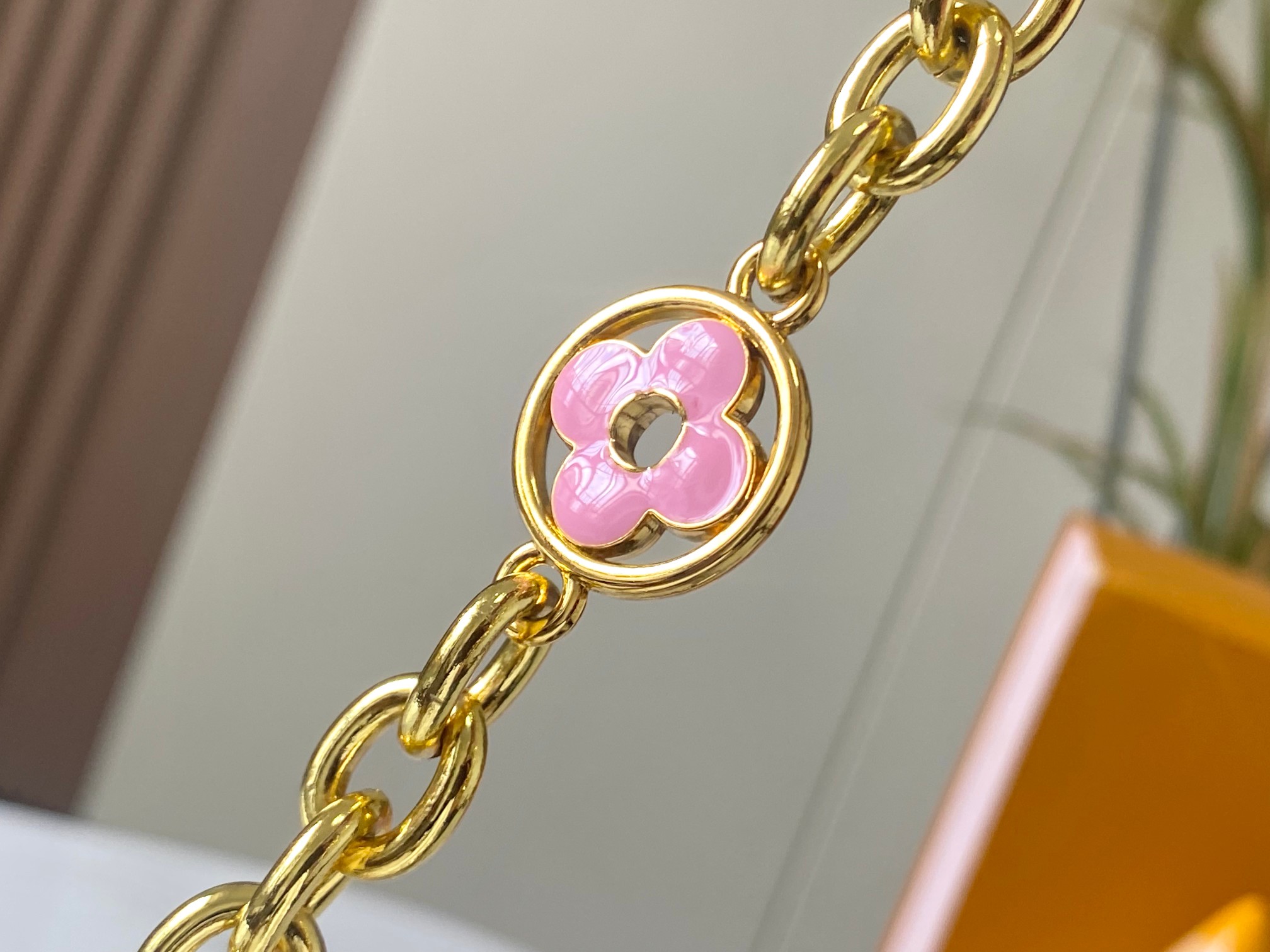 升级版 M20845白色花卉
本款 Cap-ucines 迷你手袋展现柔婉之美：Taurillon 皮革