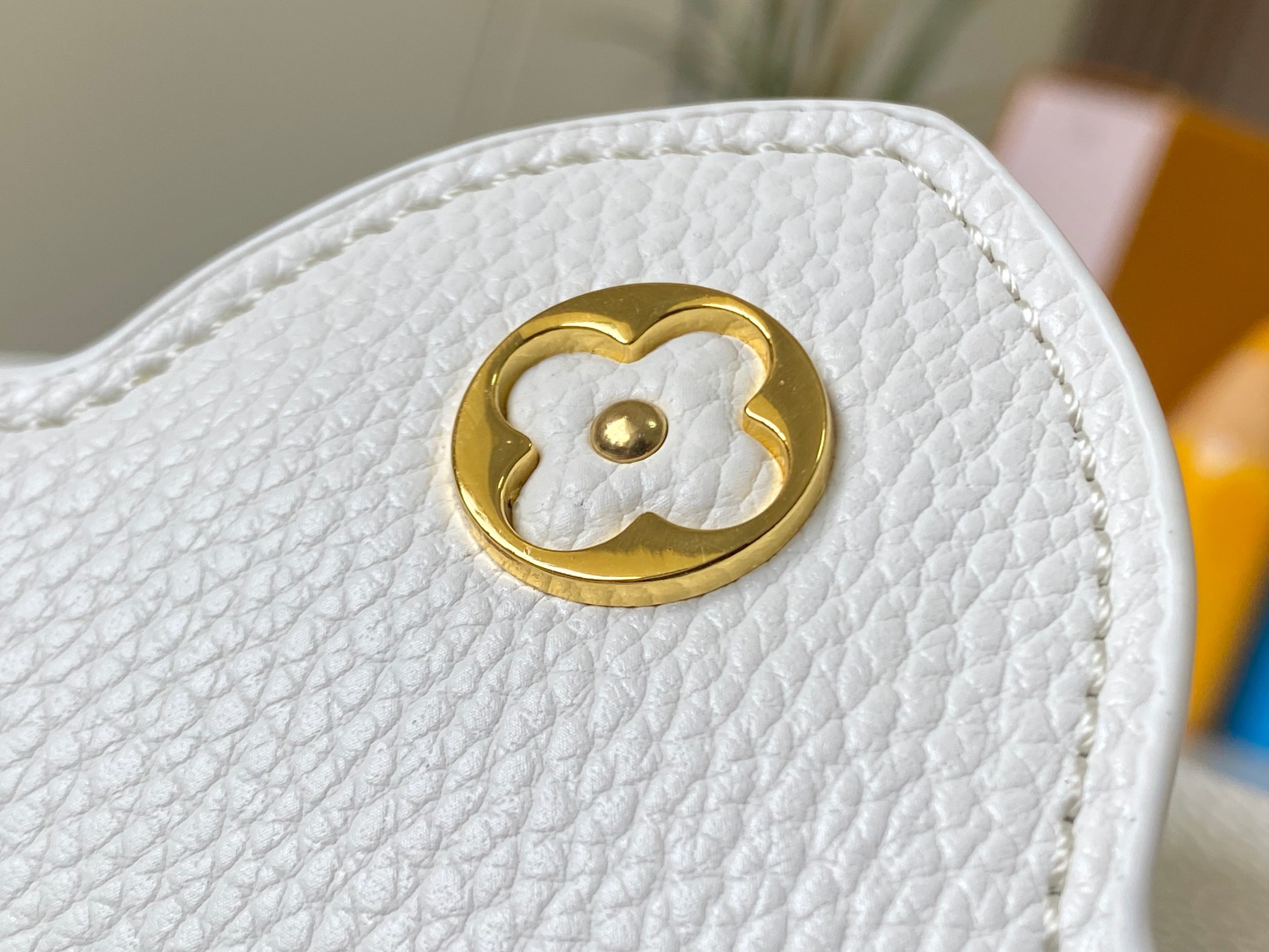 升级版 M20845白色花卉
本款 Cap-ucines 迷你手袋展现柔婉之美：Taurillon 皮革