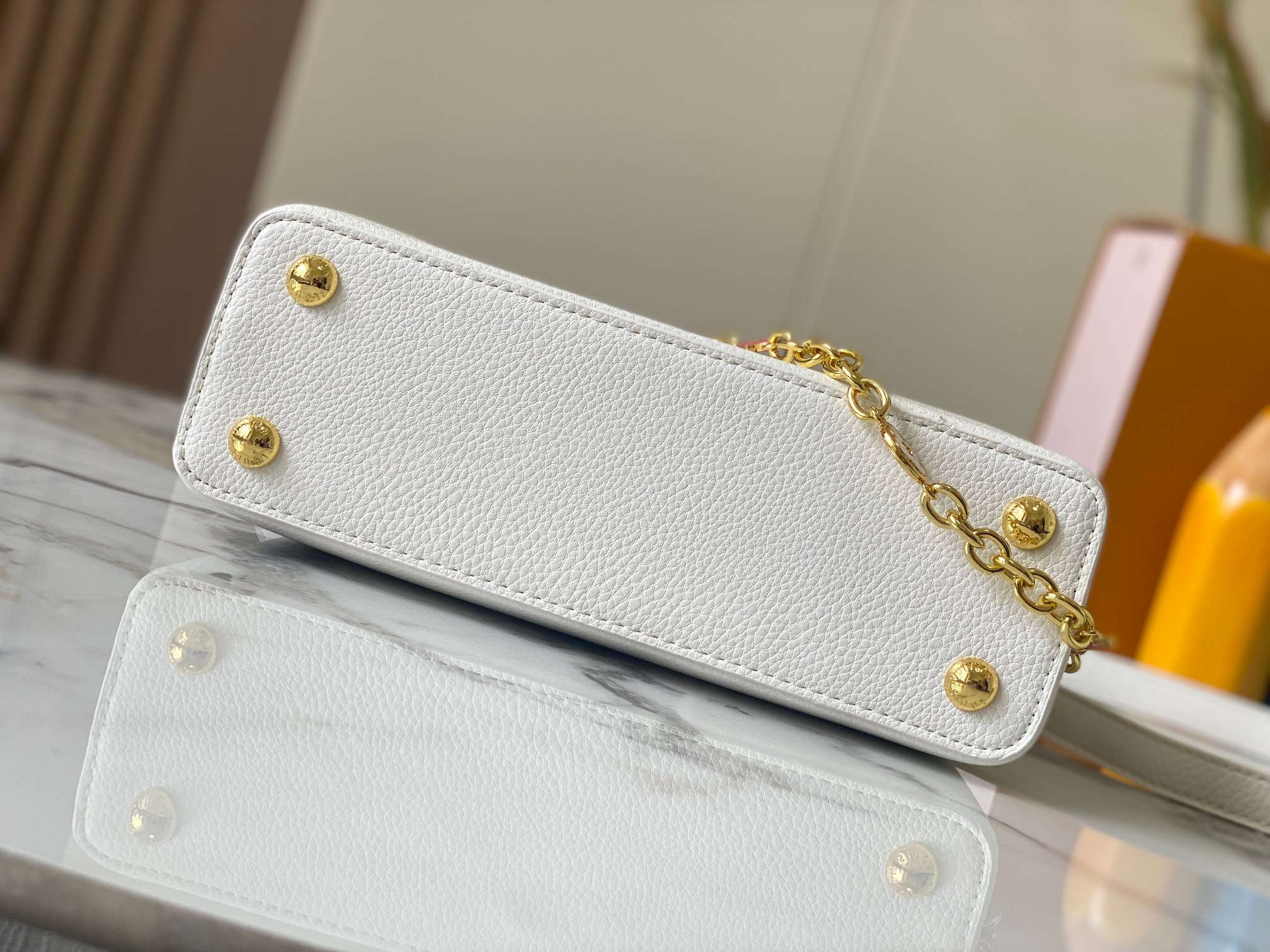 升级版 M20844白色花卉
本款 Cap-ucines BB 手袋取材 Taurillon 皮革，隐约