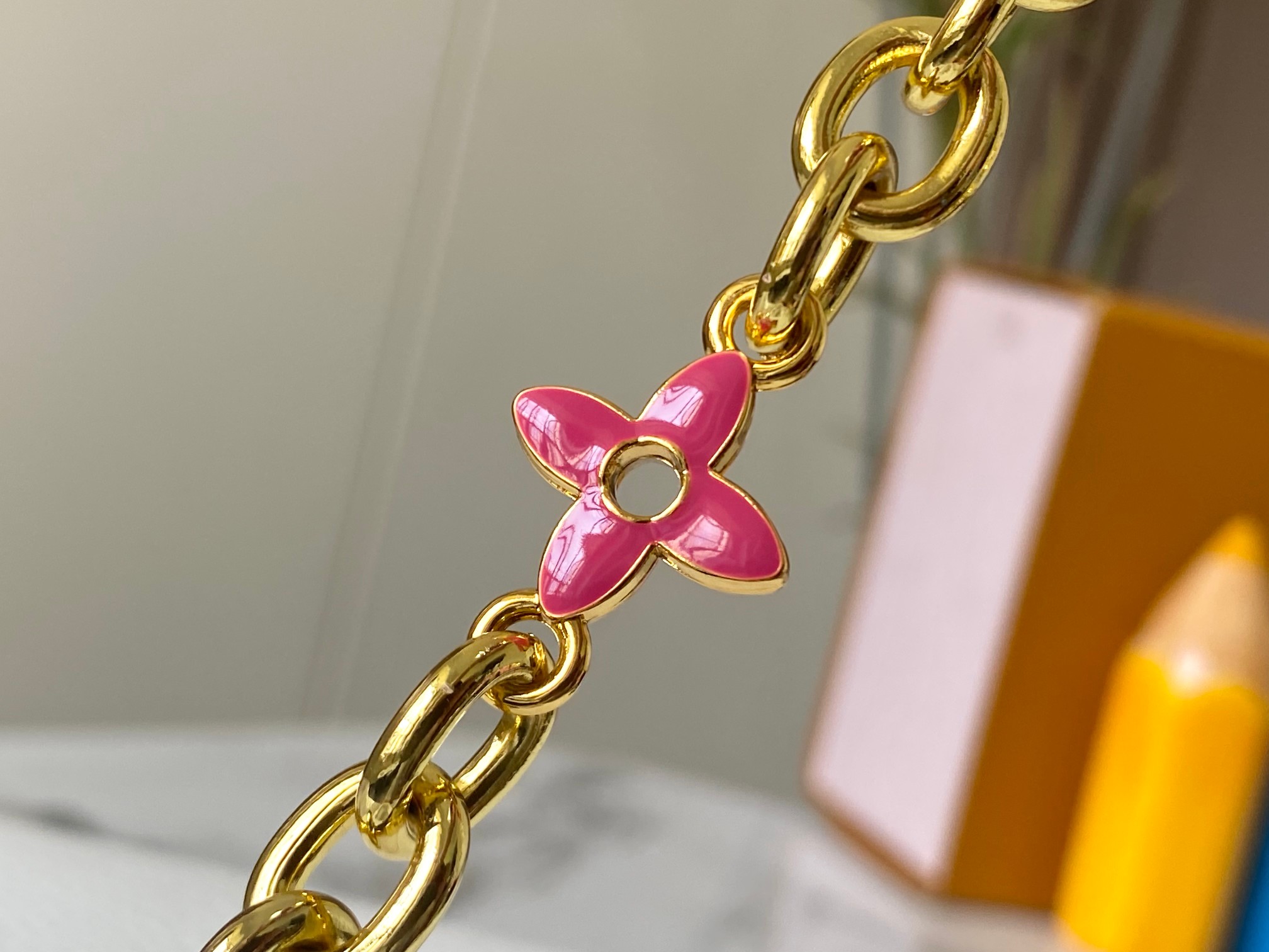 升级版 M20844白色花卉
本款 Cap-ucines BB 手袋取材 Taurillon 皮革，隐约