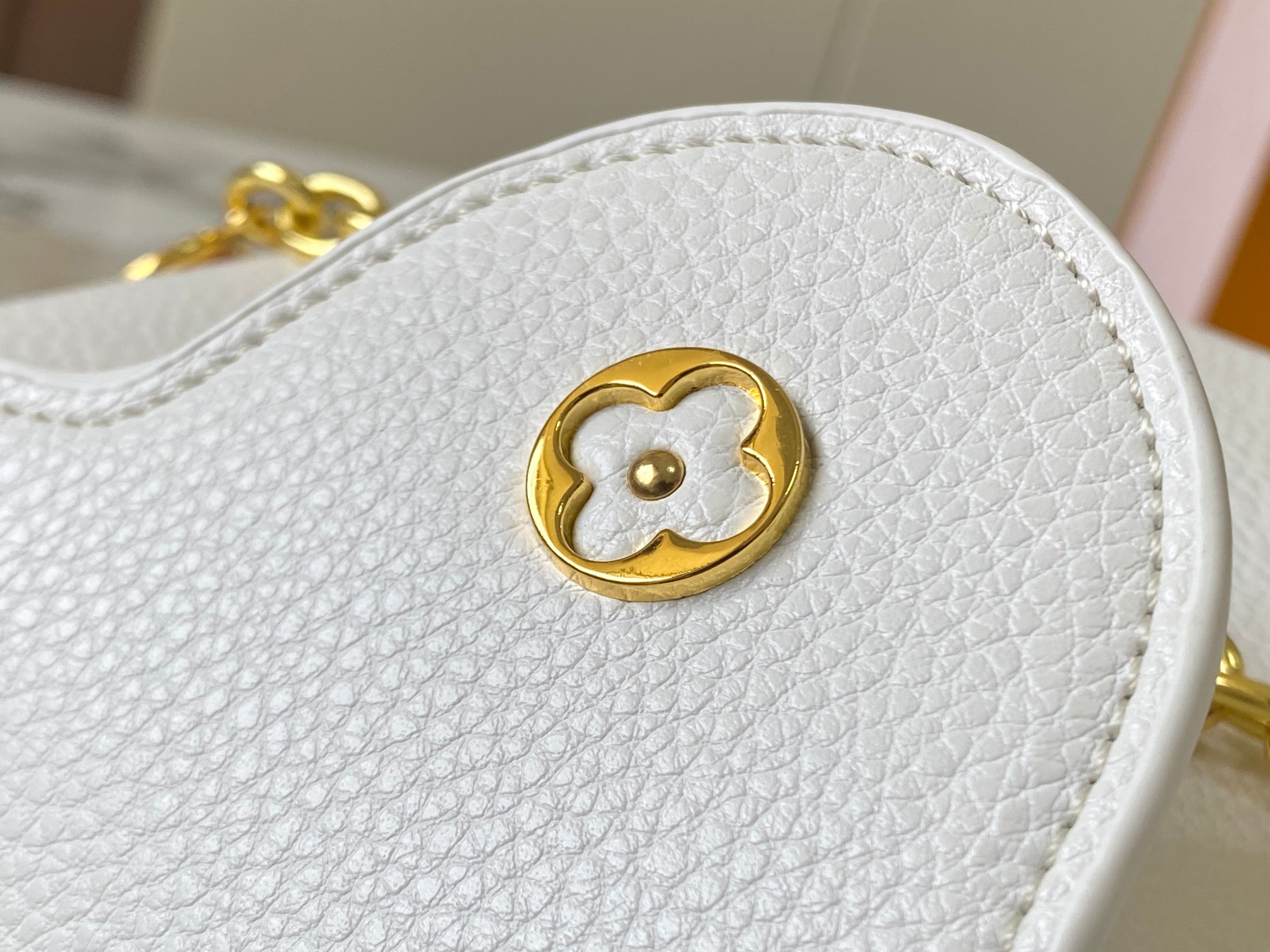 升级版 M20844白色花卉
本款 Cap-ucines BB 手袋取材 Taurillon 皮革，隐约