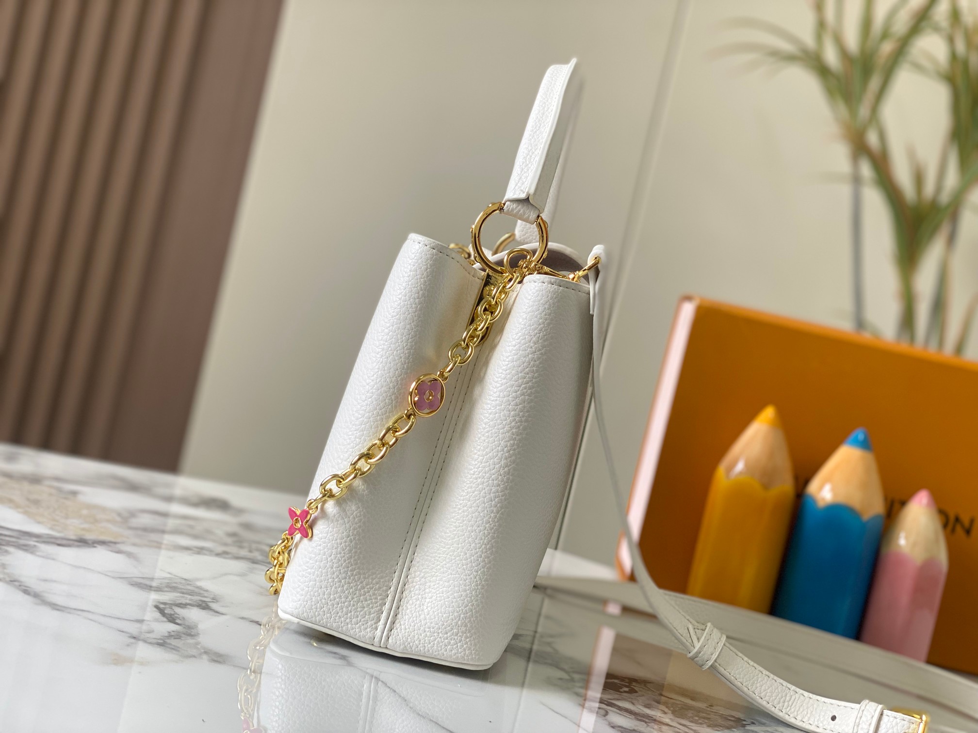 升级版 M20708白色花卉
Cap-ucines 中号手袋沐浴新季洗礼：金属 Monogram 花卉通