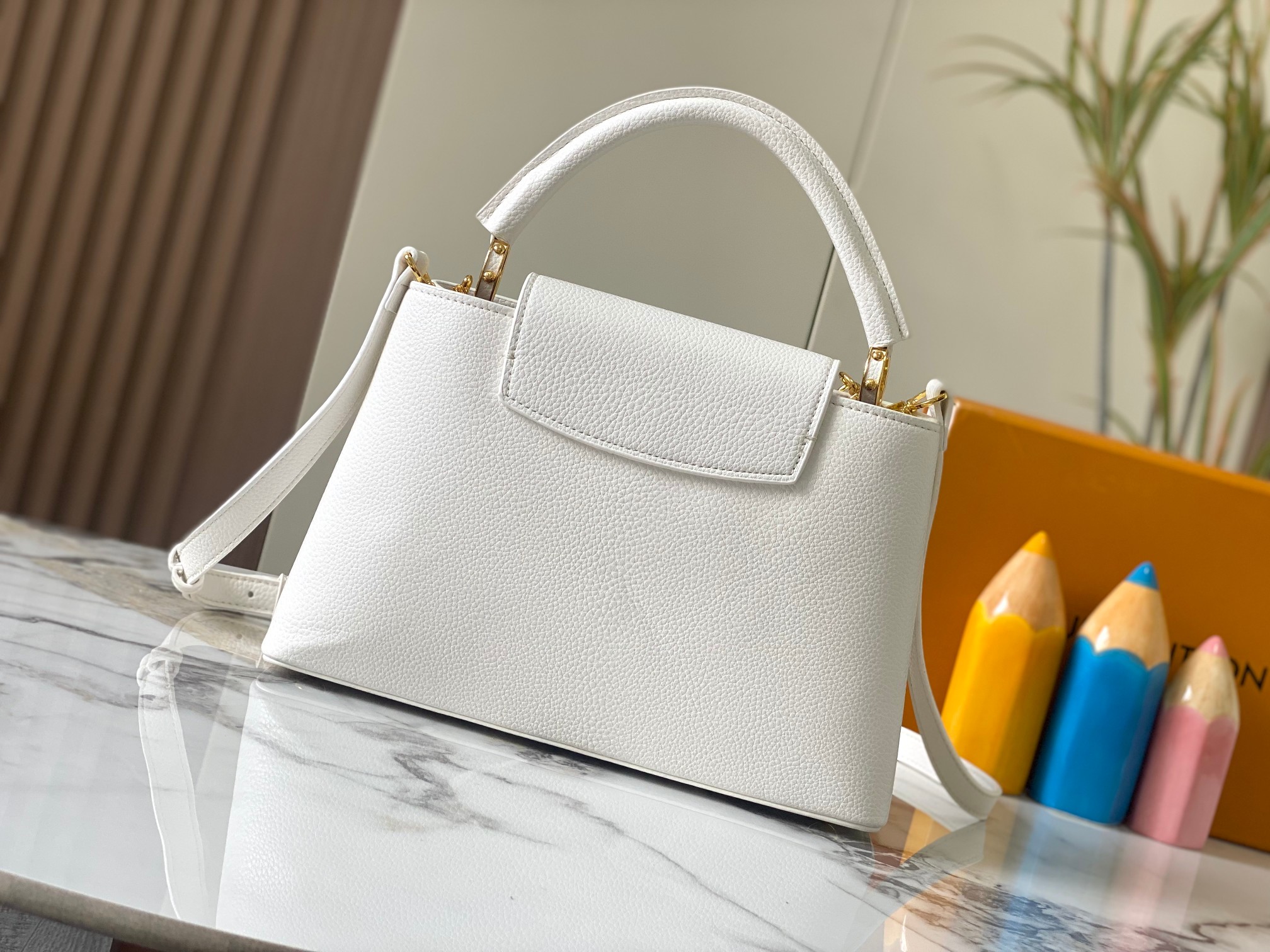 升级版 M20708白色花卉
Cap-ucines 中号手袋沐浴新季洗礼：金属 Monogram 花卉通