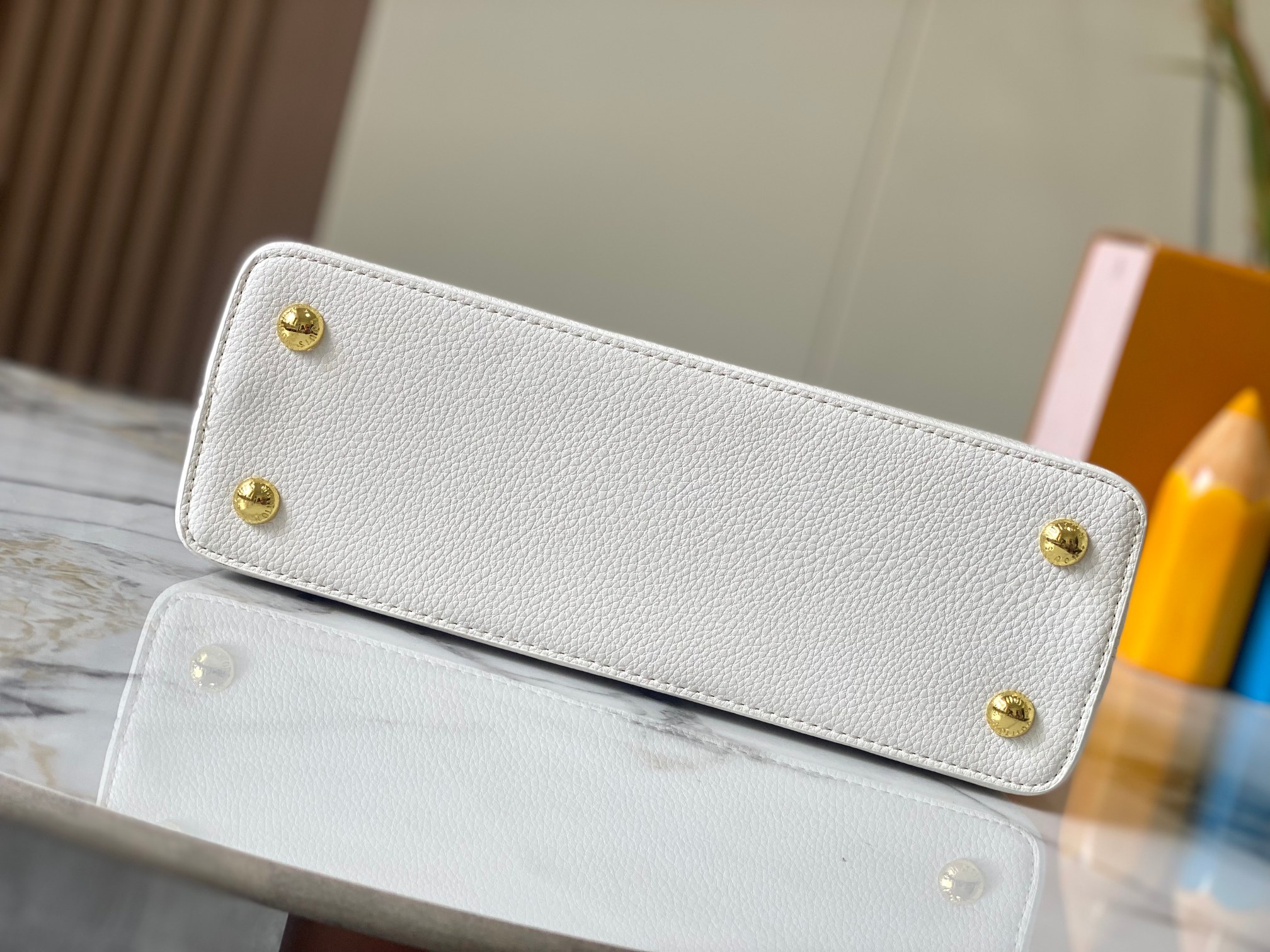 升级版 M20708白色花卉
Cap-ucines 中号手袋沐浴新季洗礼：金属 Monogram 花卉通