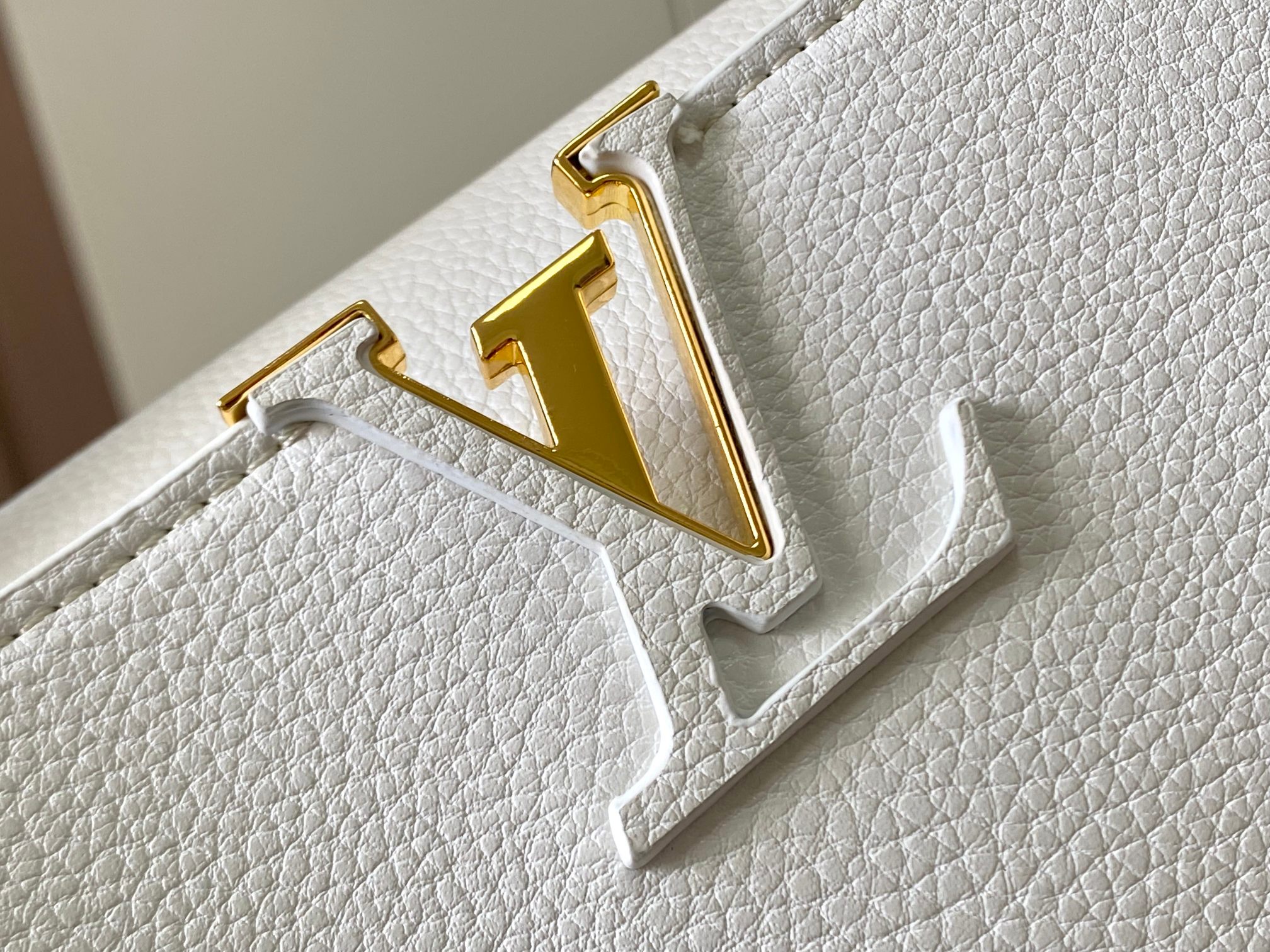 升级版 M20708白色花卉
Cap-ucines 中号手袋沐浴新季洗礼：金属 Monogram 花卉通