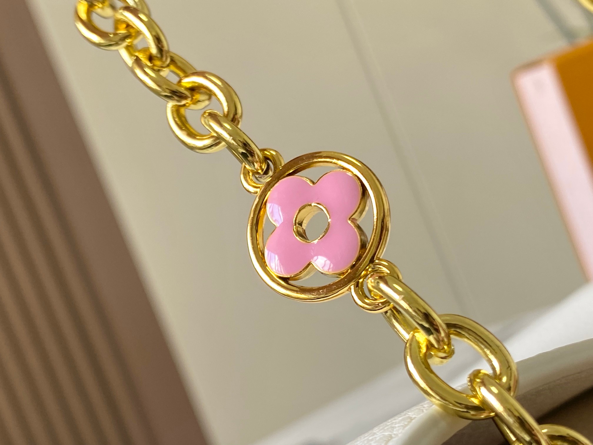 升级版 M20708白色花卉
Cap-ucines 中号手袋沐浴新季洗礼：金属 Monogram 花卉通