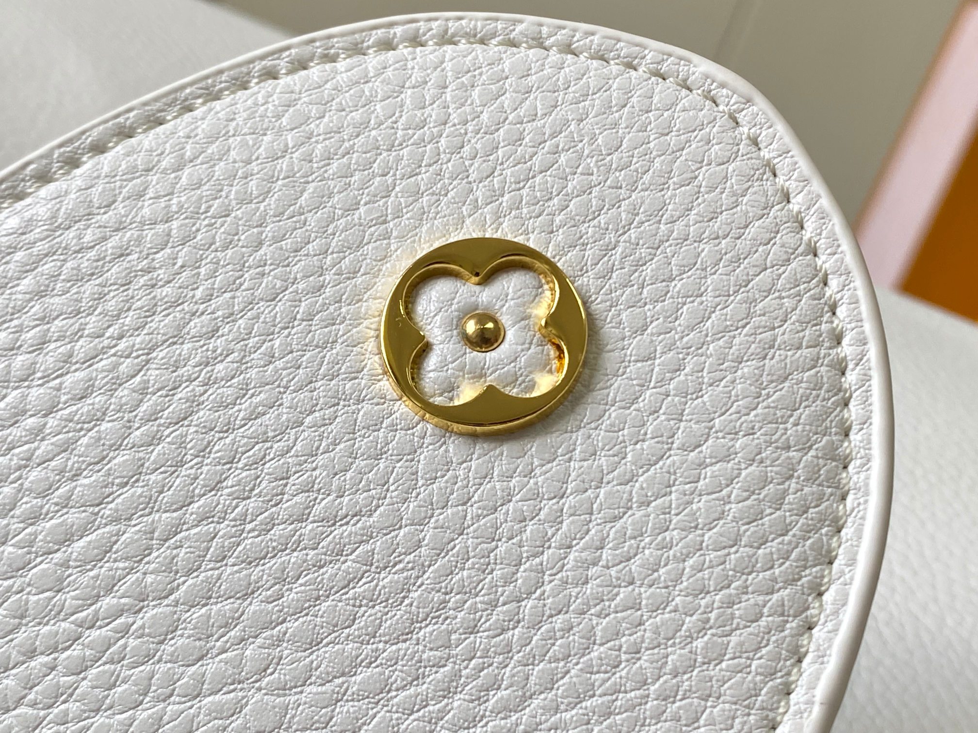 升级版 M20708白色花卉
Cap-ucines 中号手袋沐浴新季洗礼：金属 Monogram 花卉通