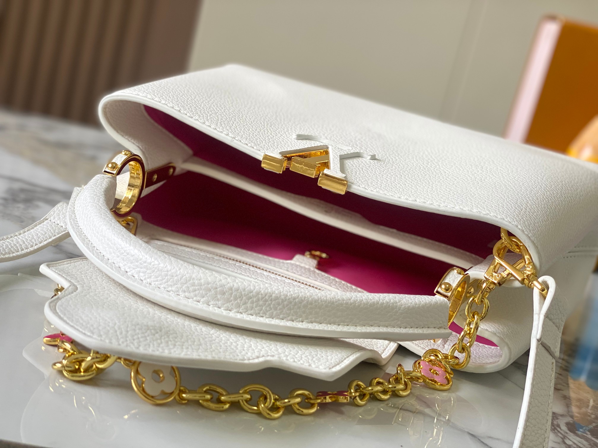 升级版 M20708白色花卉
Cap-ucines 中号手袋沐浴新季洗礼：金属 Monogram 花卉通