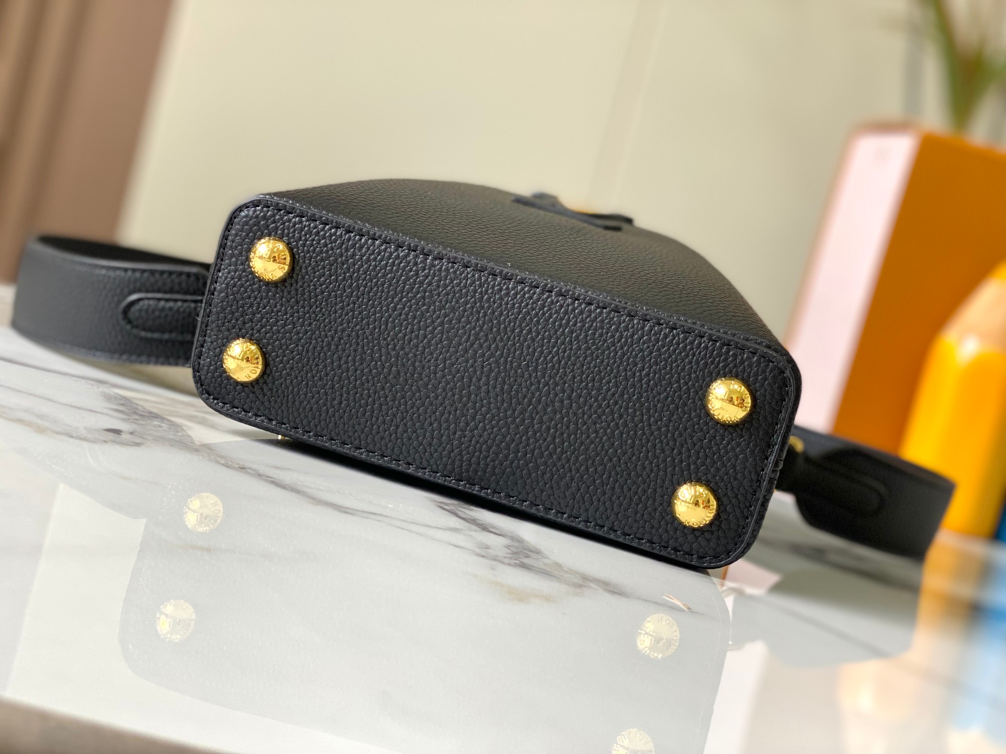 升级版 M20845黑粉花卉三拼
本款 Cap-ucines 迷你手袋展现柔婉之美：Taurillon 