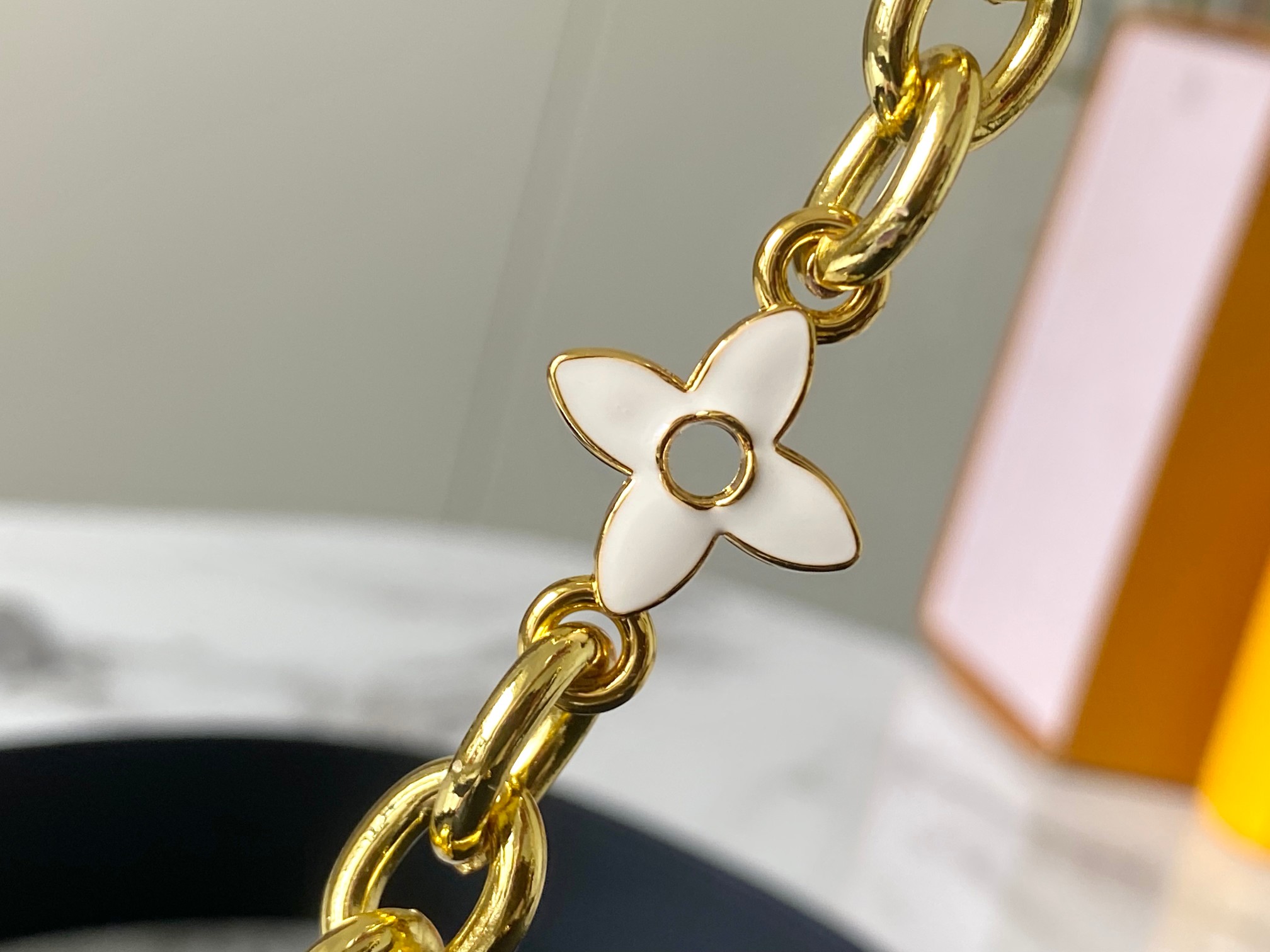 升级版 M20845黑粉花卉三拼
本款 Cap-ucines 迷你手袋展现柔婉之美：Taurillon 