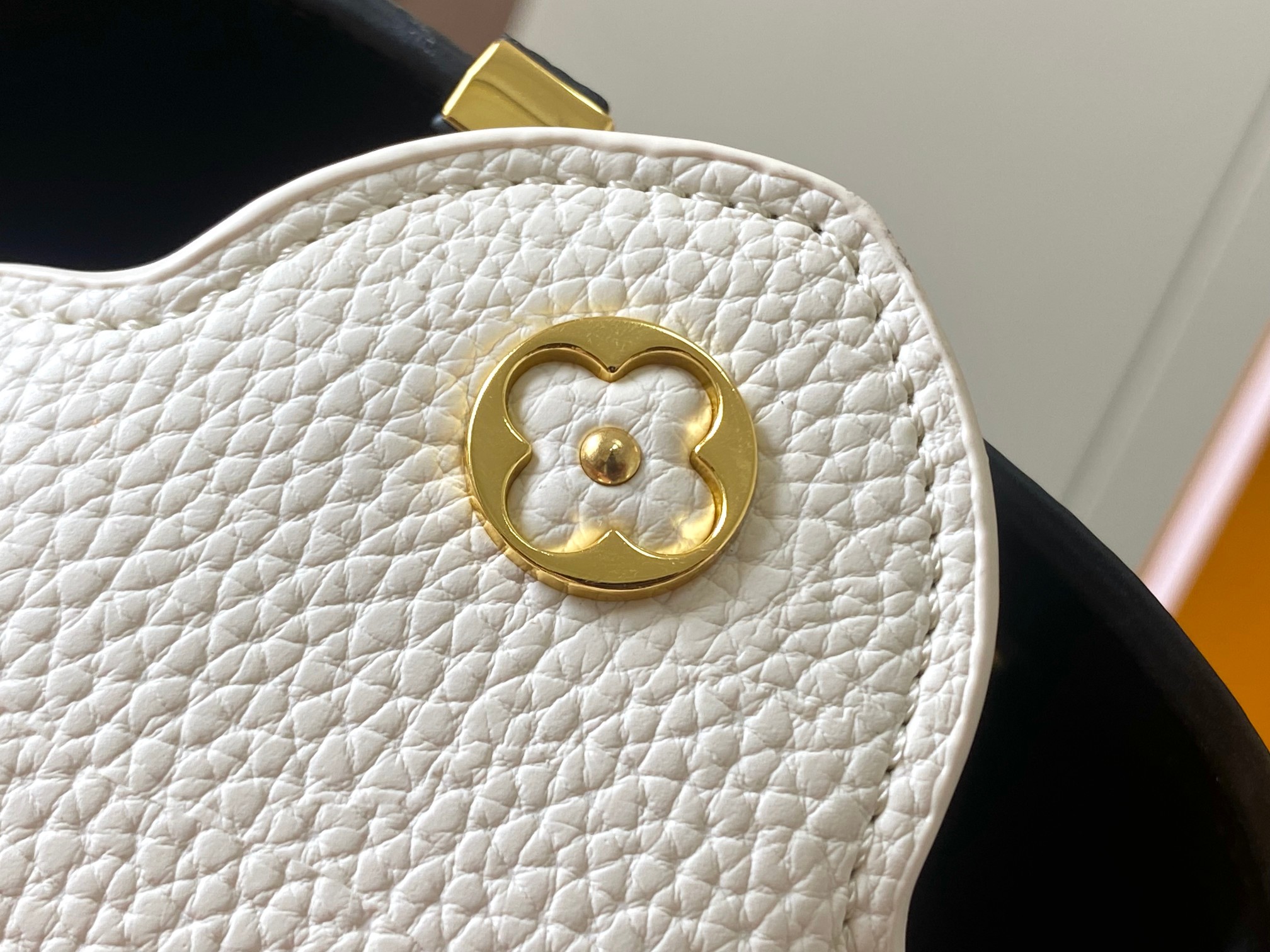 升级版 M20845黑粉花卉三拼
本款 Cap-ucines 迷你手袋展现柔婉之美：Taurillon 