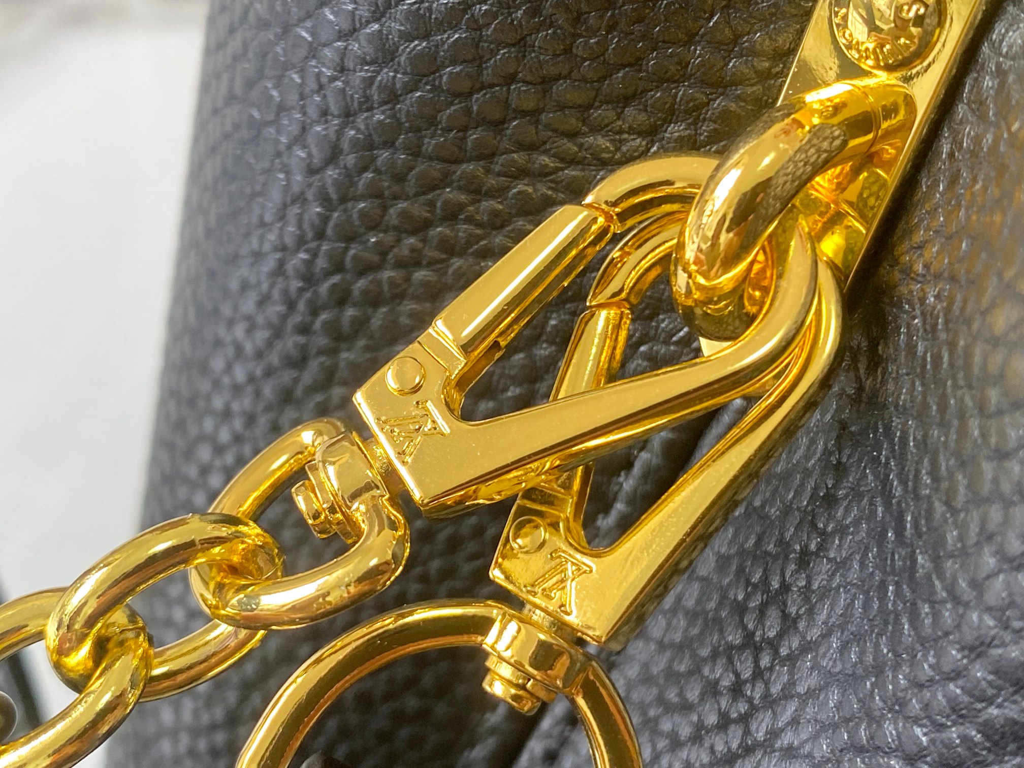 升级版 M20845黑粉花卉三拼
本款 Cap-ucines 迷你手袋展现柔婉之美：Taurillon 