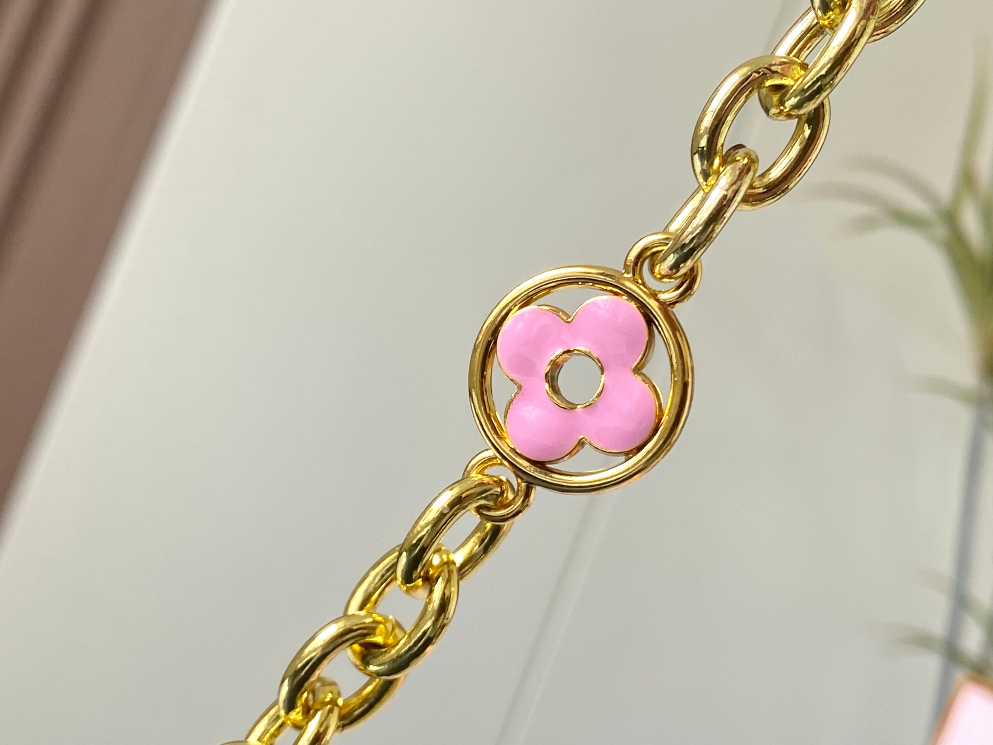 升级版 M20844黑粉花卉三拼
本款 Cap-ucines BB 手袋取材 Taurillon 皮革，