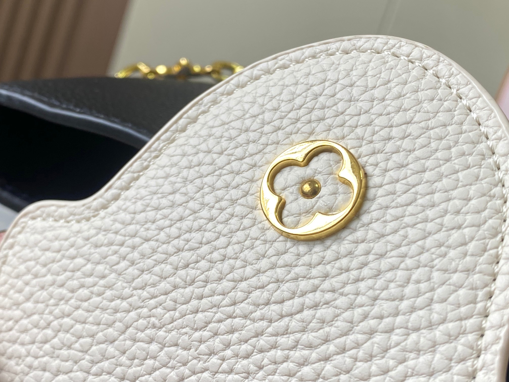 升级版 M20844黑粉花卉三拼
本款 Cap-ucines BB 手袋取材 Taurillon 皮革，